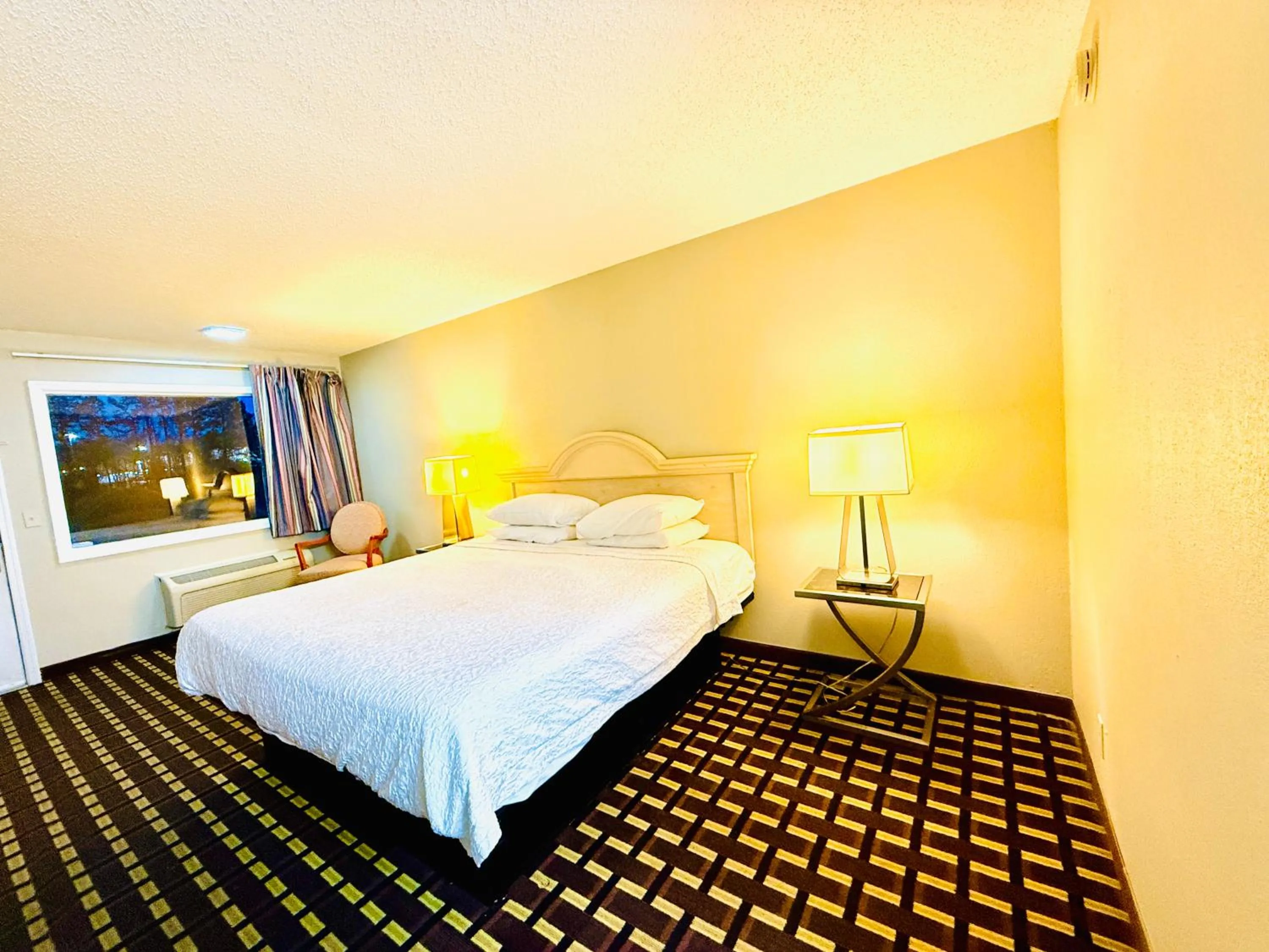 Bed in Travelodge by Wyndham-Thomasville AL