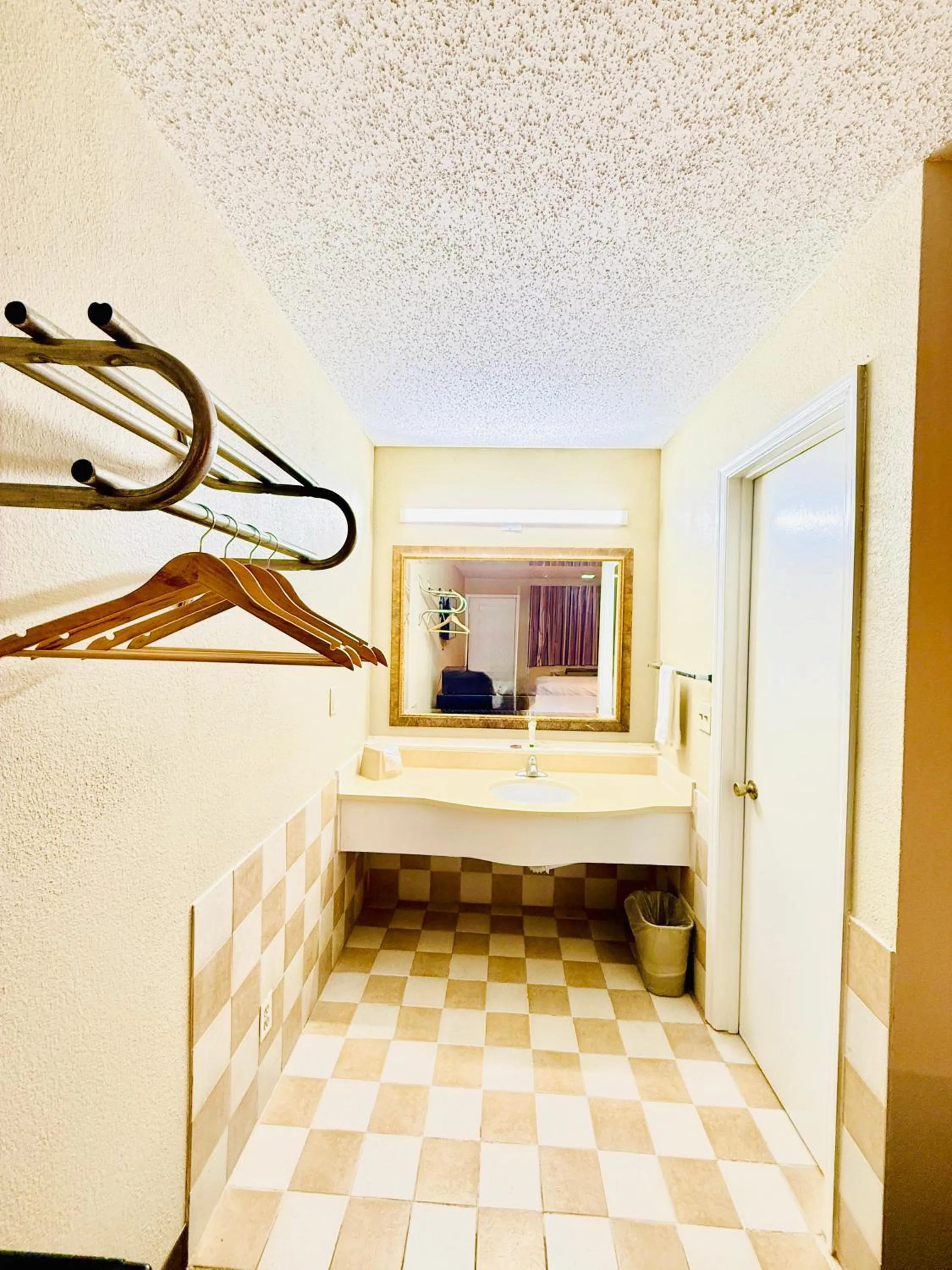 Bathroom, Bed in Travelodge by Wyndham-Thomasville AL