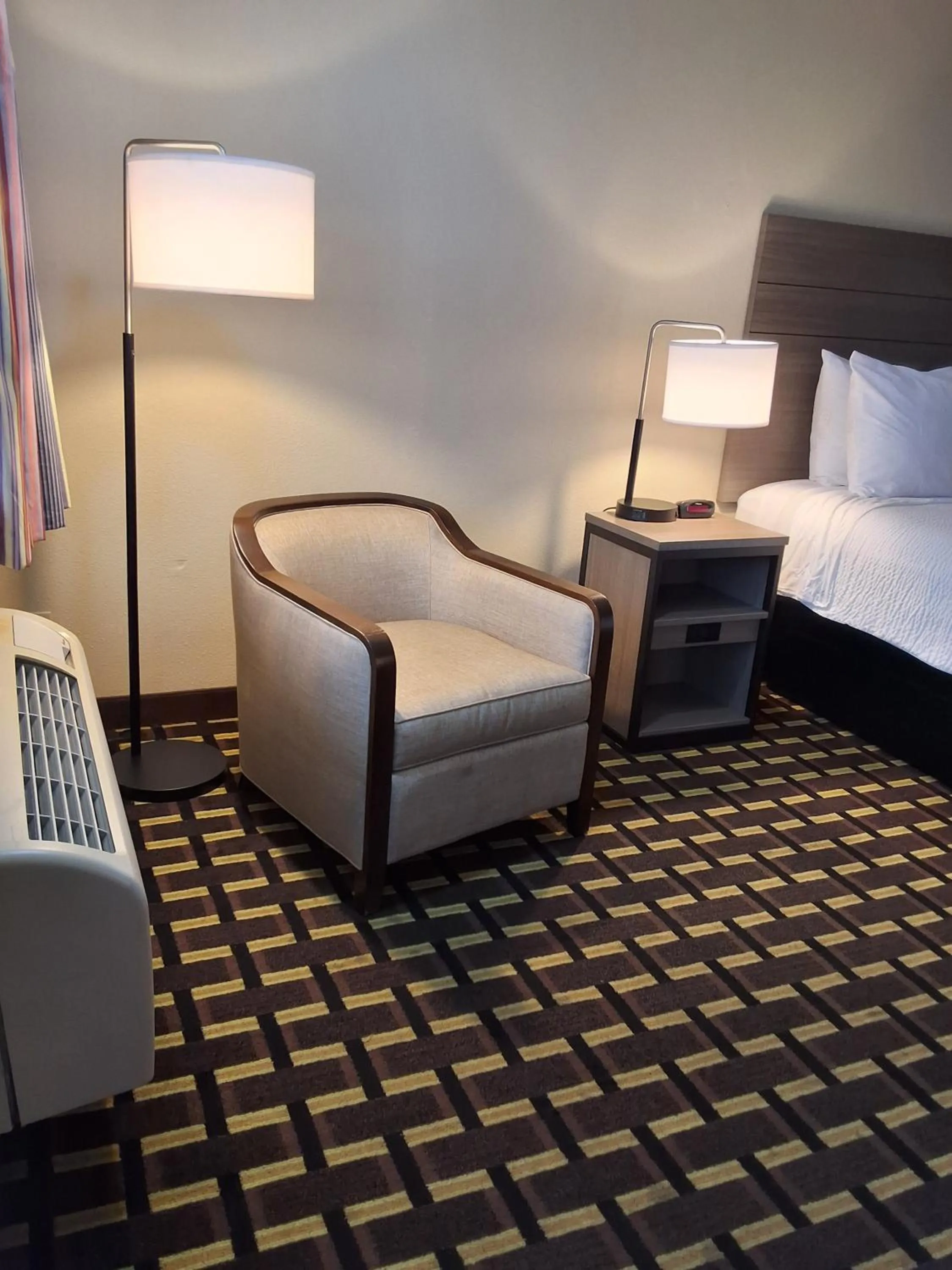 Bed in Travelodge by Wyndham-Thomasville AL