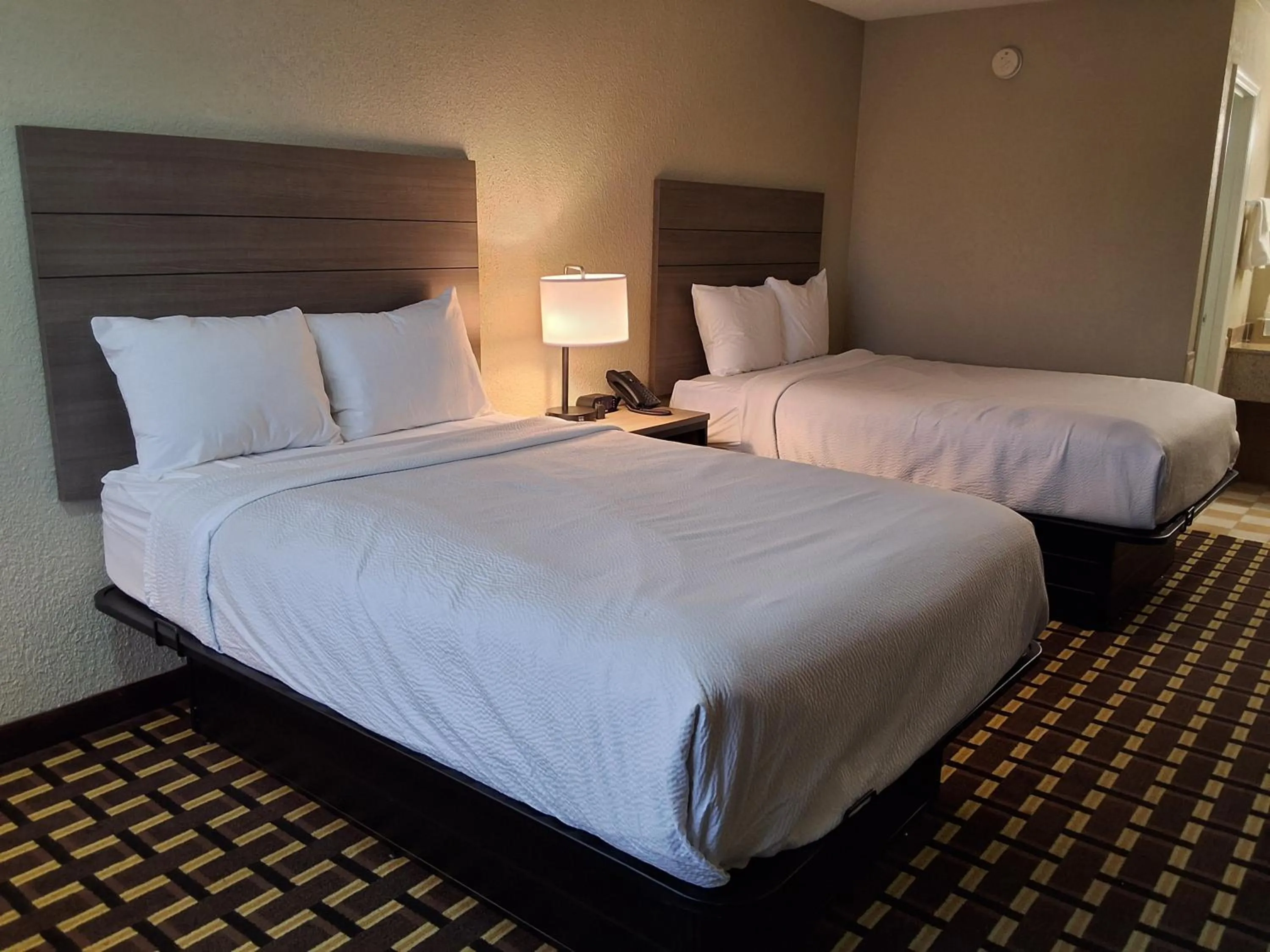 Bed in Travelodge by Wyndham-Thomasville AL