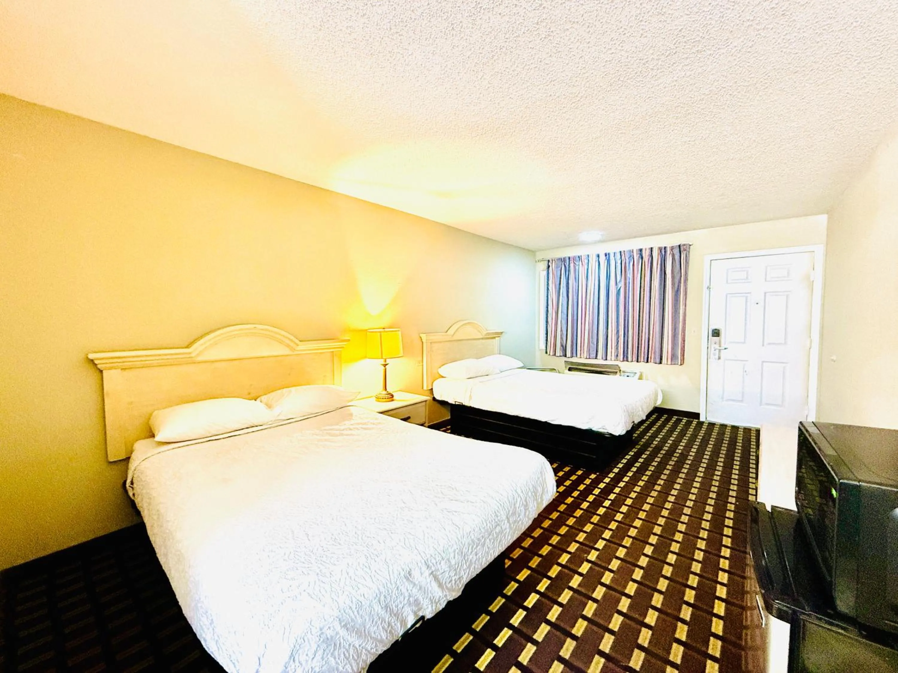 Bedroom, Bed in Travelodge by Wyndham-Thomasville AL
