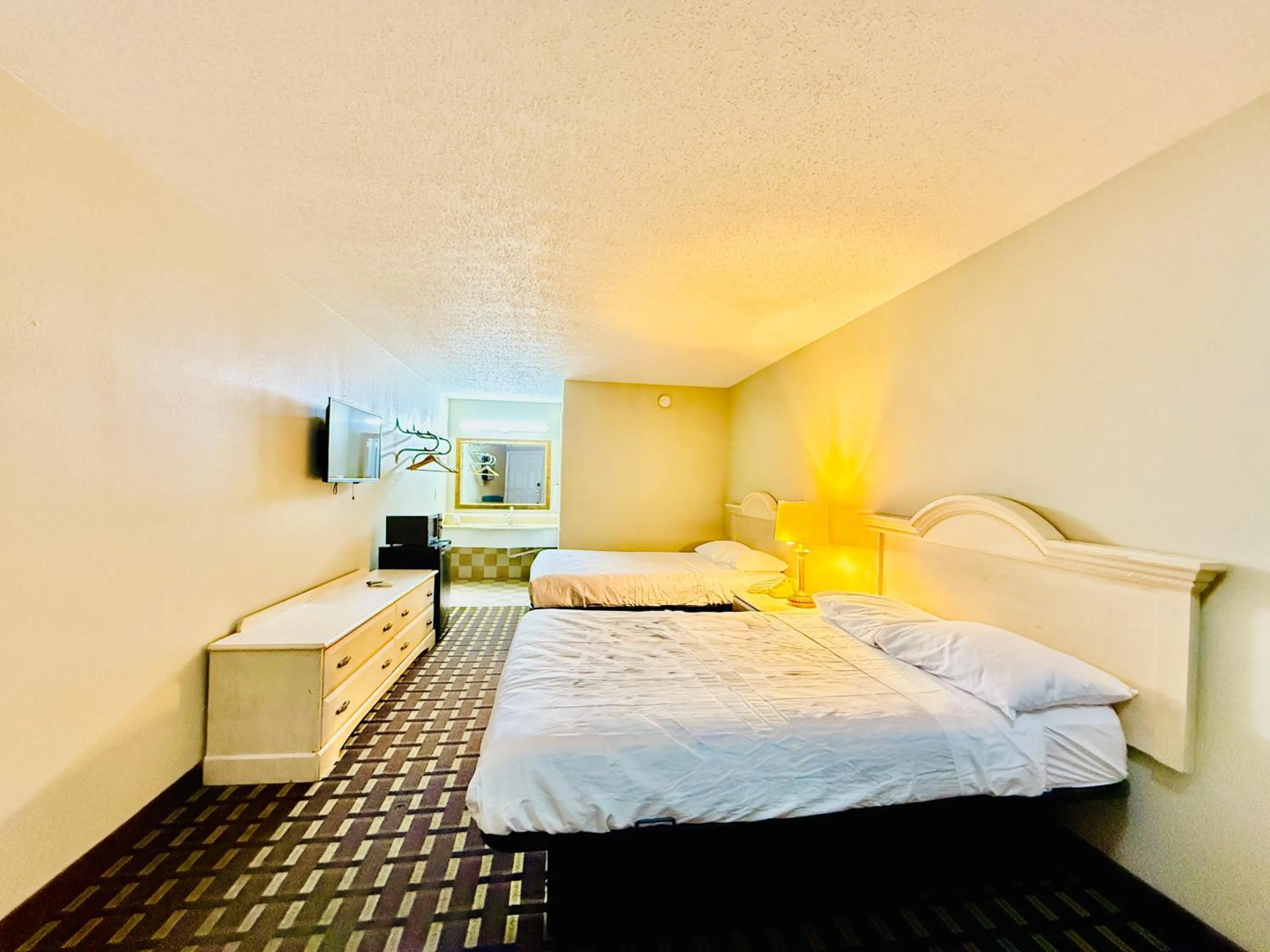 Communal lounge/ TV room, Bed in Travelodge by Wyndham-Thomasville AL