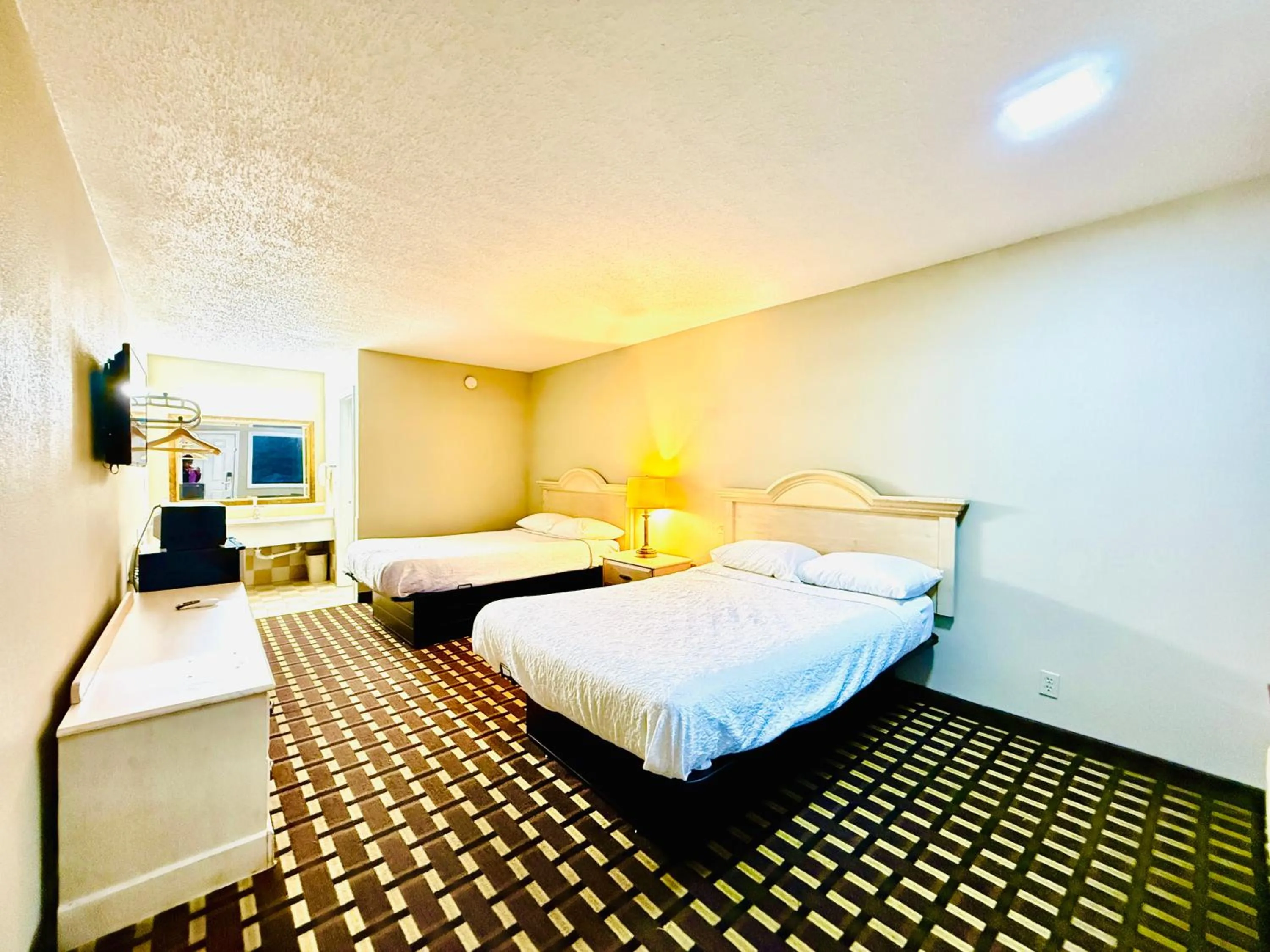 Bedroom, Bed in Travelodge by Wyndham-Thomasville AL