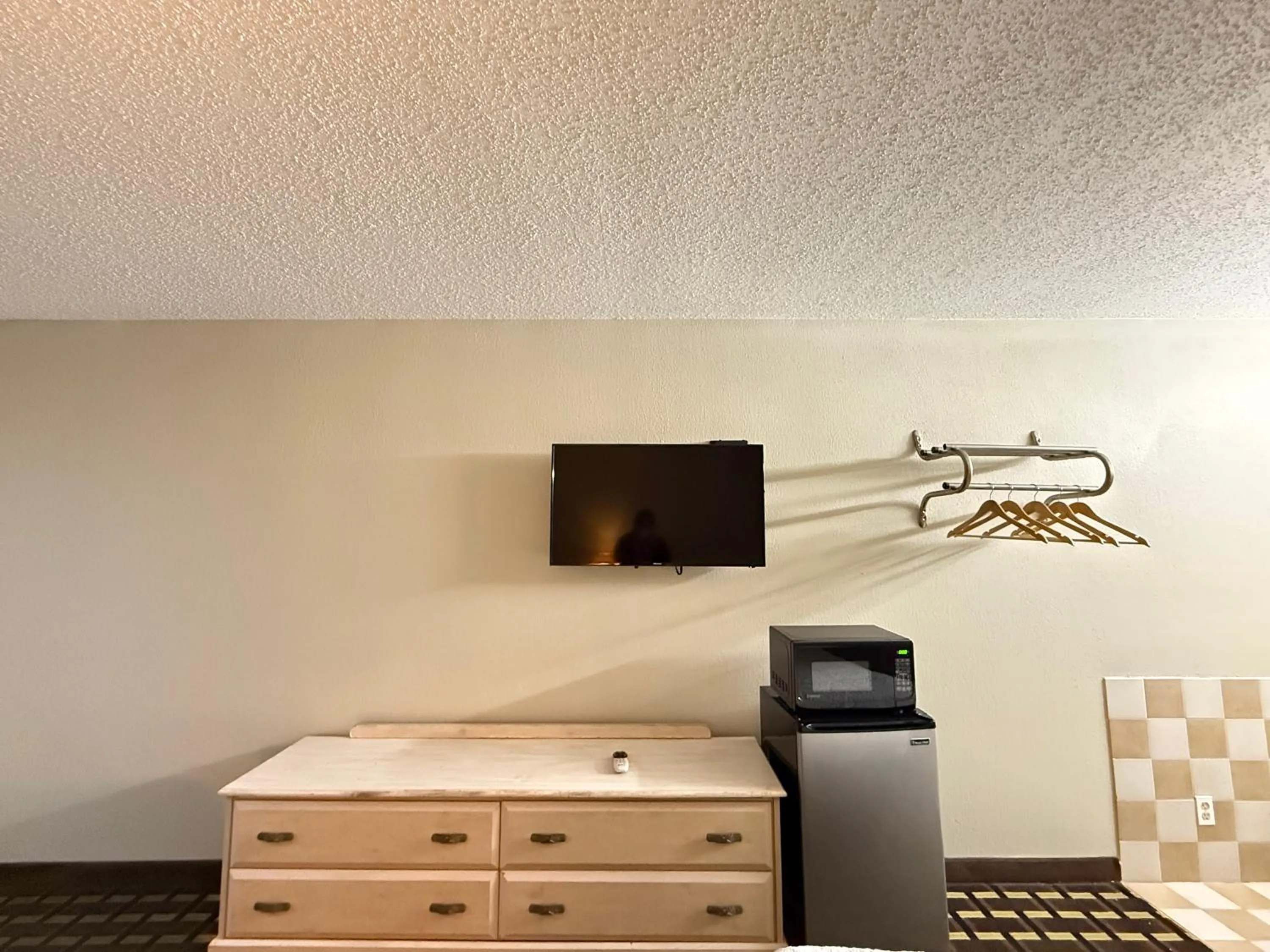 TV and multimedia in Travelodge by Wyndham-Thomasville AL