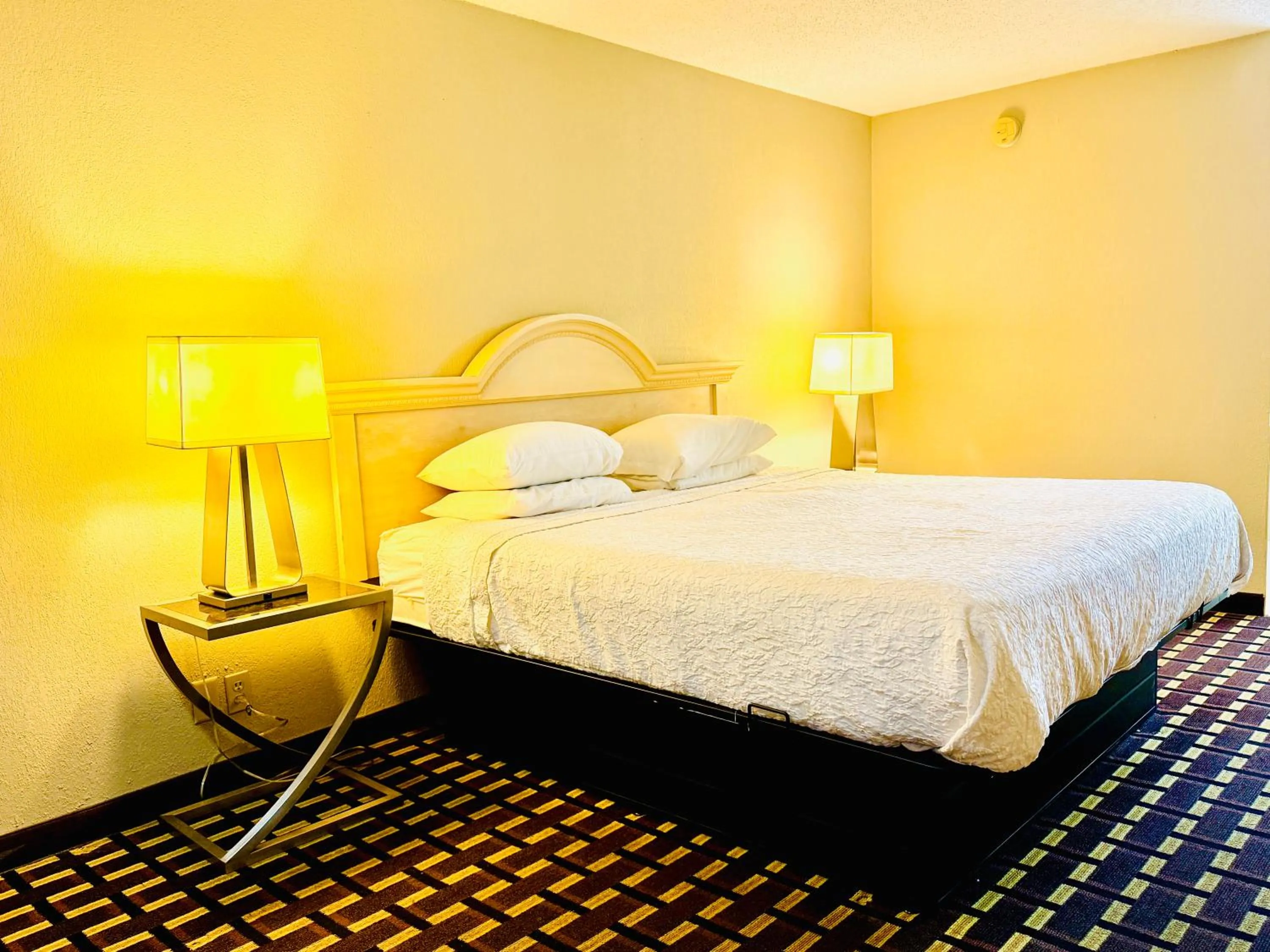 Bedroom, Bed in Travelodge by Wyndham-Thomasville AL