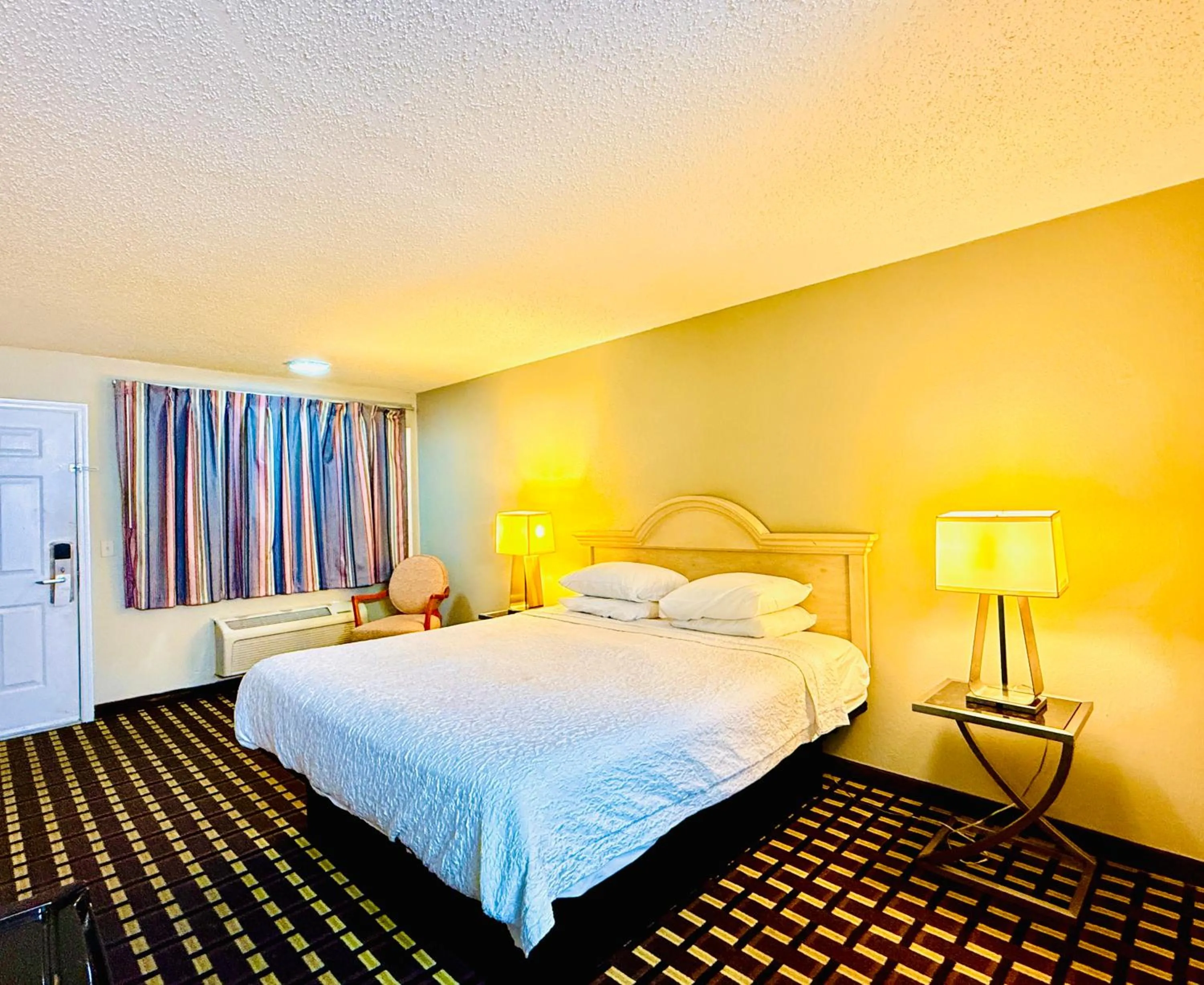 Bed in Travelodge by Wyndham-Thomasville AL
