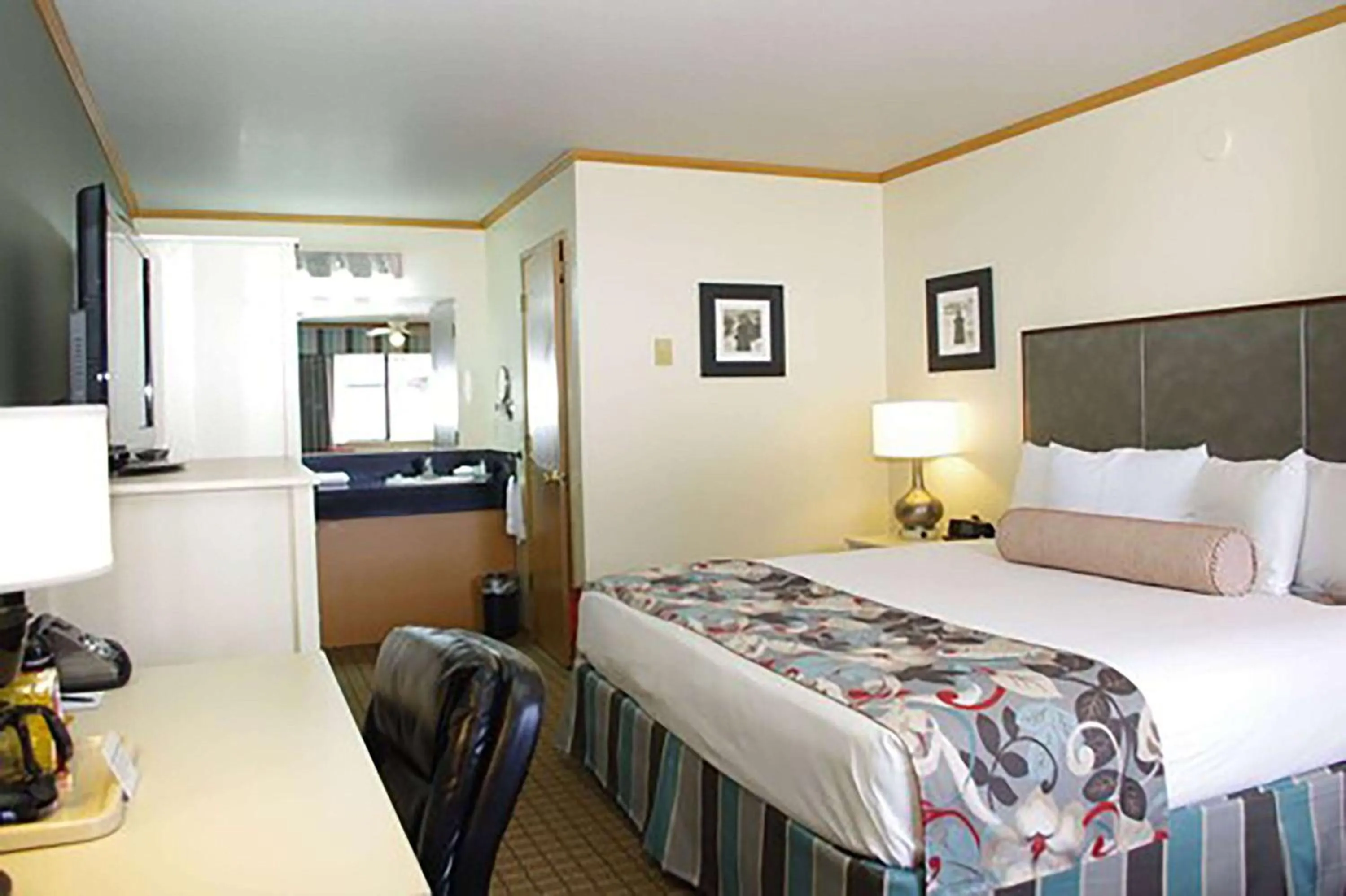 Photo of the whole room, Bed in River House Inn, a Baymont by Wyndham