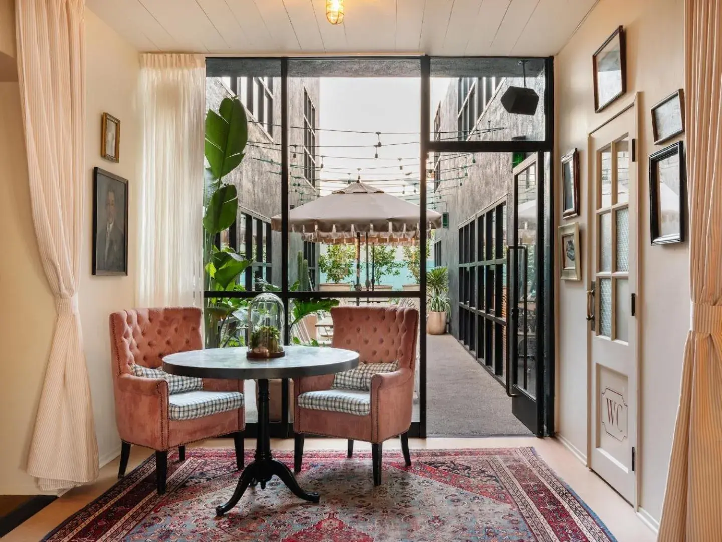 Lounge or bar in Palihotel Melrose Lounge or bar in Palihotel Melrose