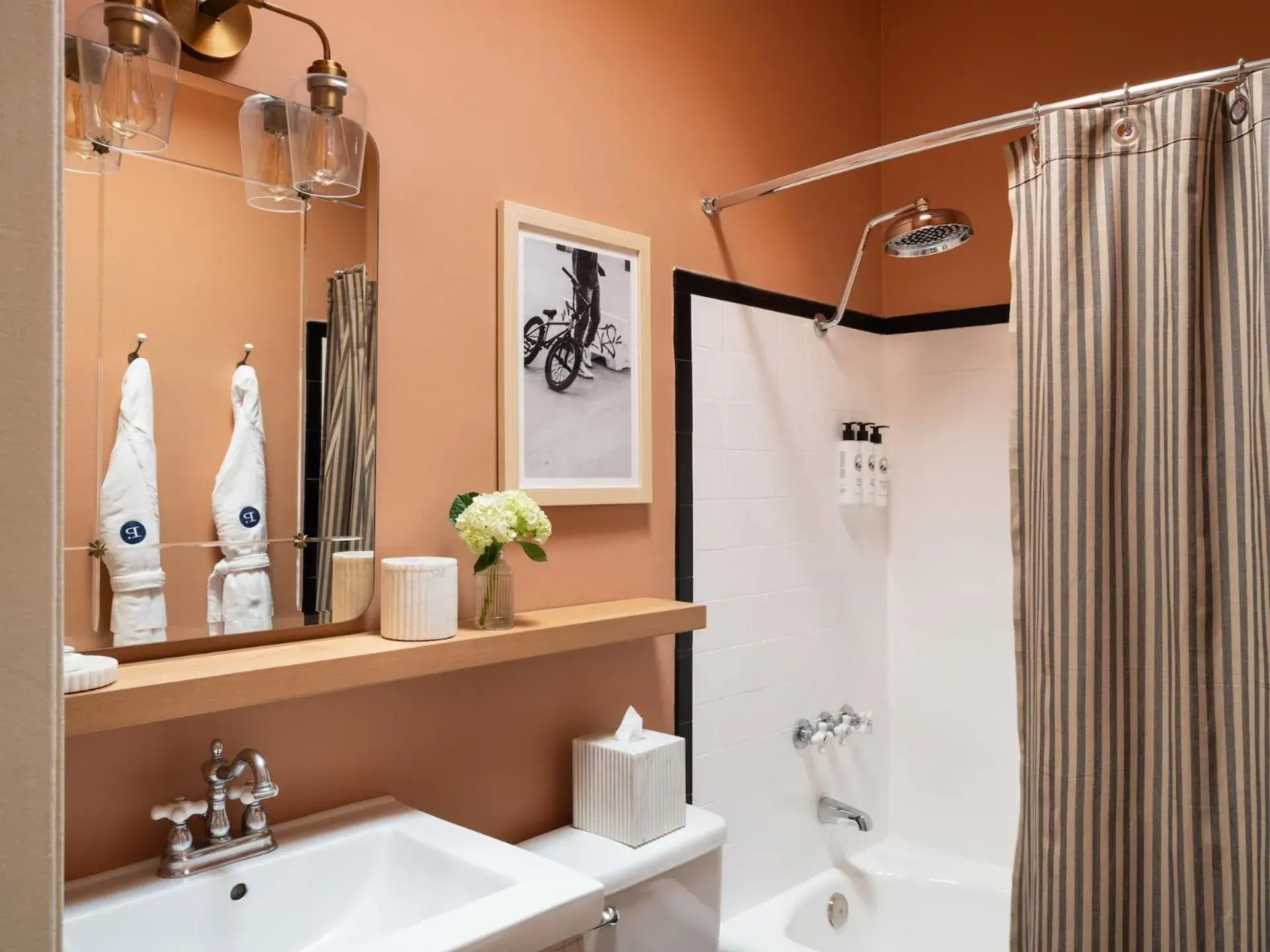 Bathroom in Palihotel Melrose Bathroom in Palihotel Melrose