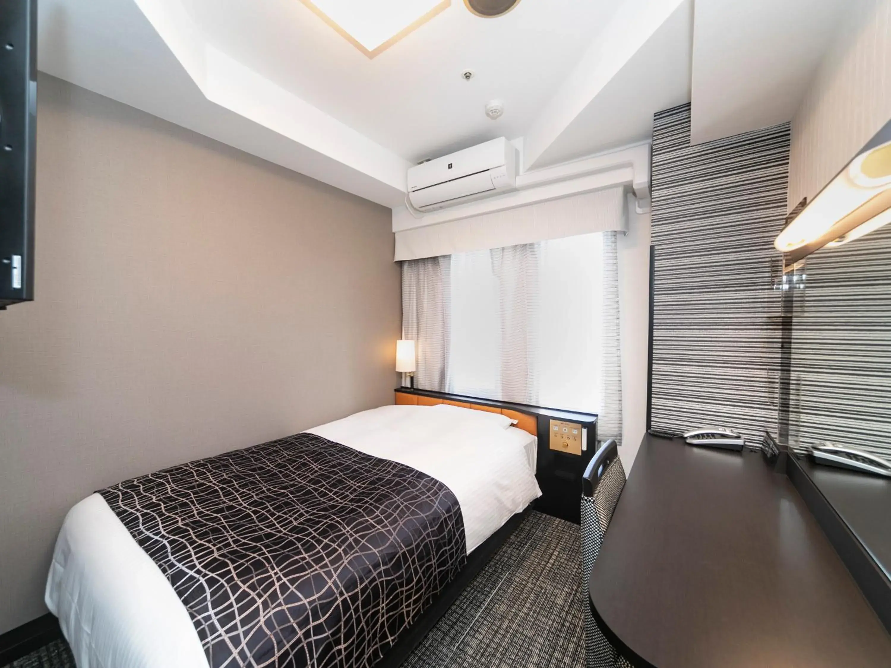 Photo of the whole room, Bed in APA Hotel Kyoto Ekimae Photo of the whole room, Bed in APA Hotel Kyoto Ekimae