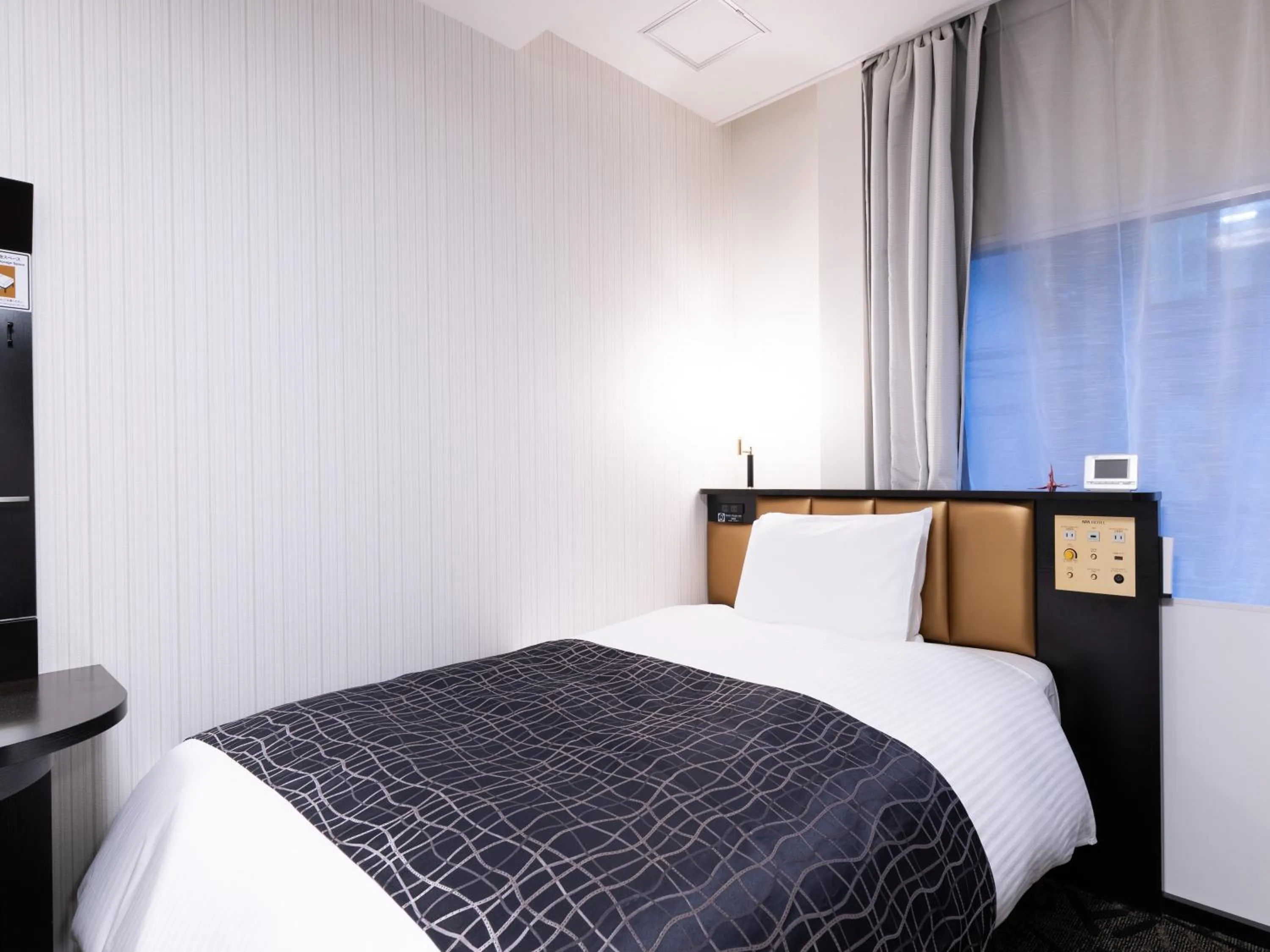 Photo of the whole room, Bed in APA Hotel Osaka Tanimachi 4chome Ekimae Kita