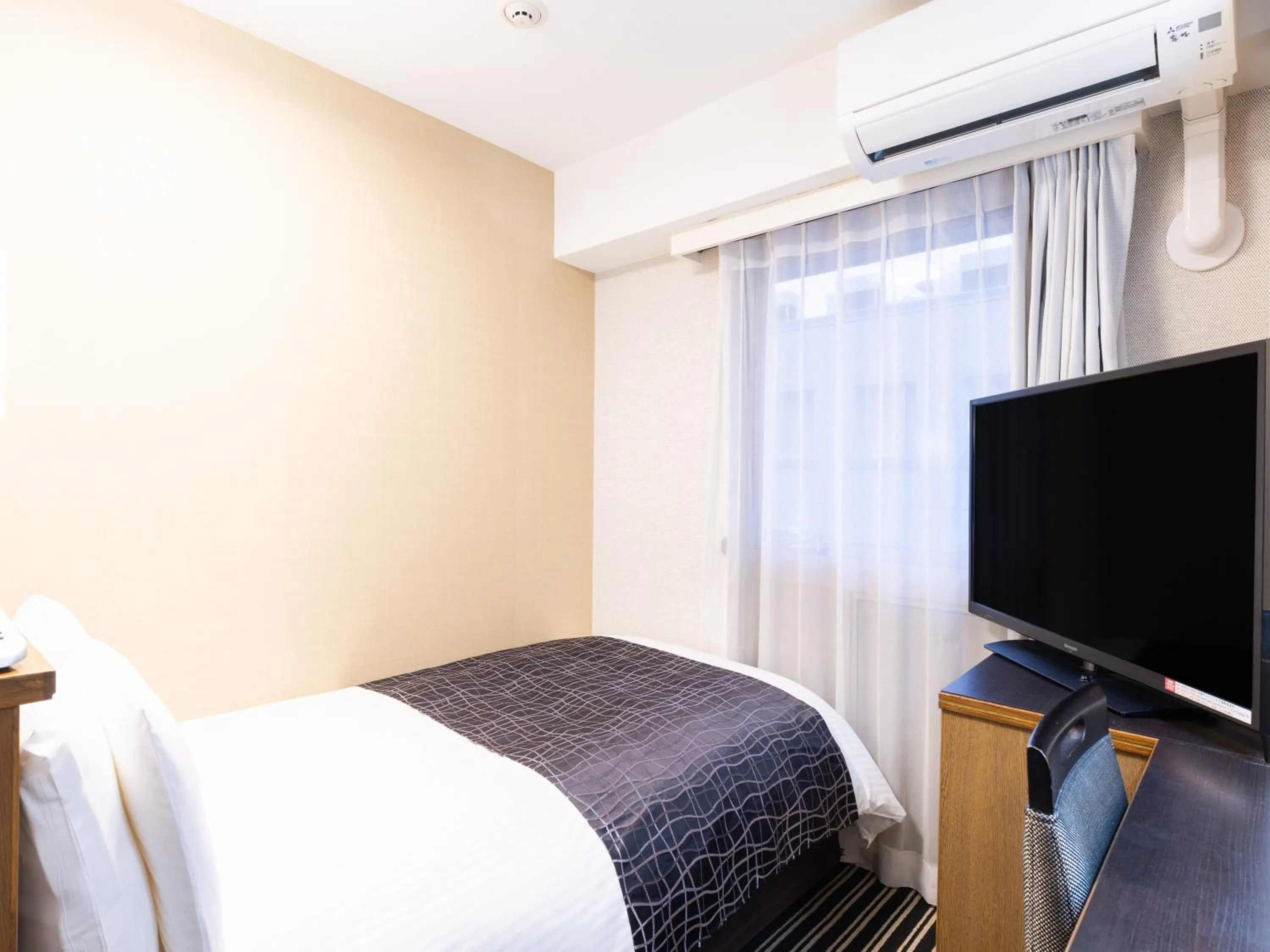 Photo of the whole room, Bed in APA Hotel Osaka Tanimachi 4chome Ekimae Kita