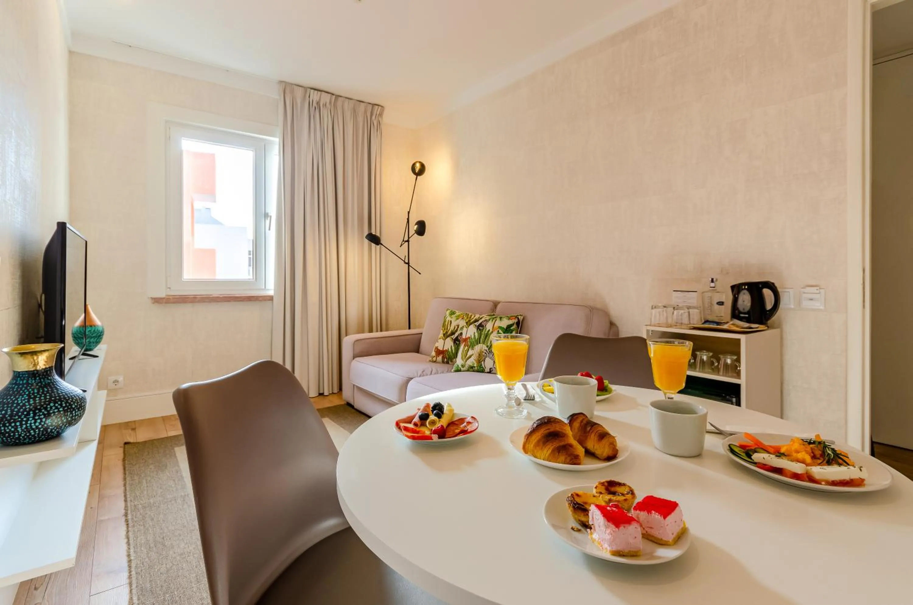 TV and multimedia in LX51 Studios & Suites by APT IIN - Lisbon Center