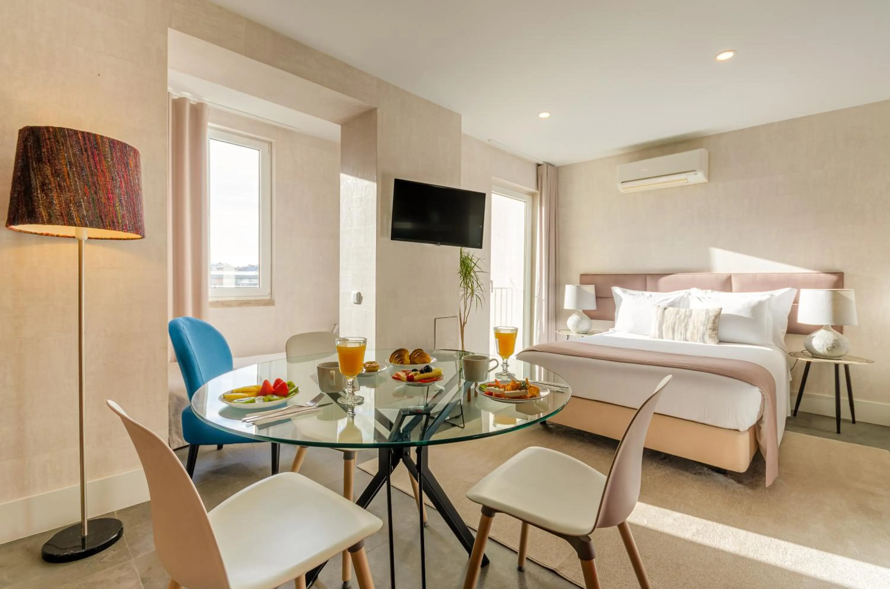 Living room, Bed in LX51 Studios & Suites by APT IIN - Lisbon Center