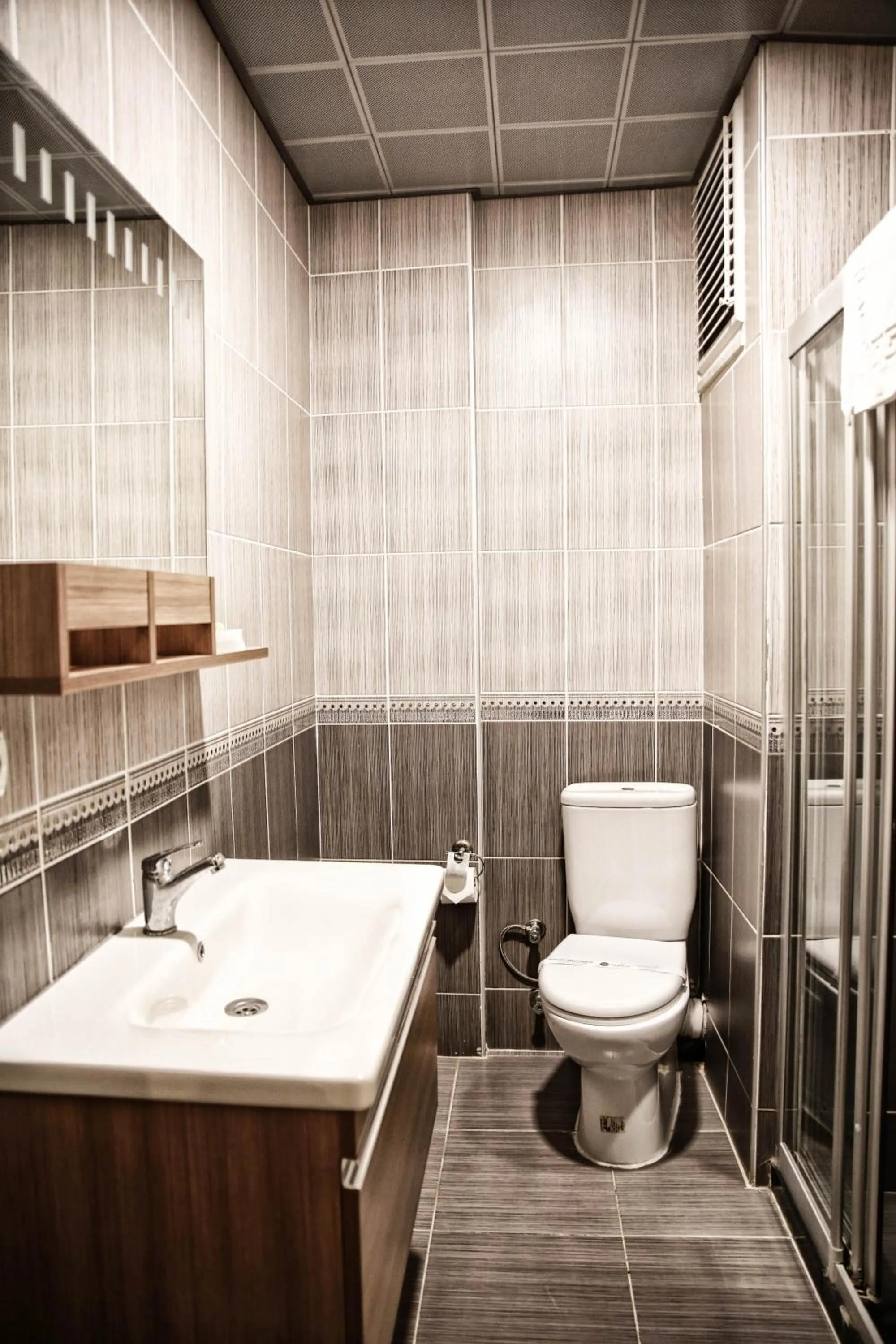 Shower in Akin Suites