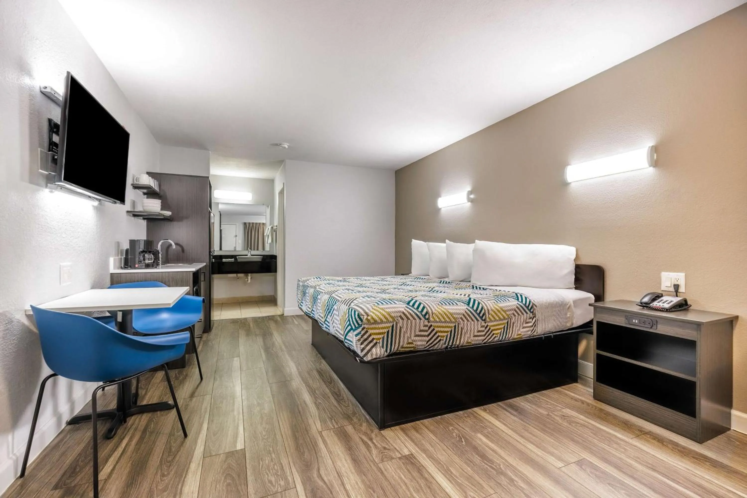 Photo of the whole room, Bed in Studio 6 Fort Worth, TX - Stockyards East