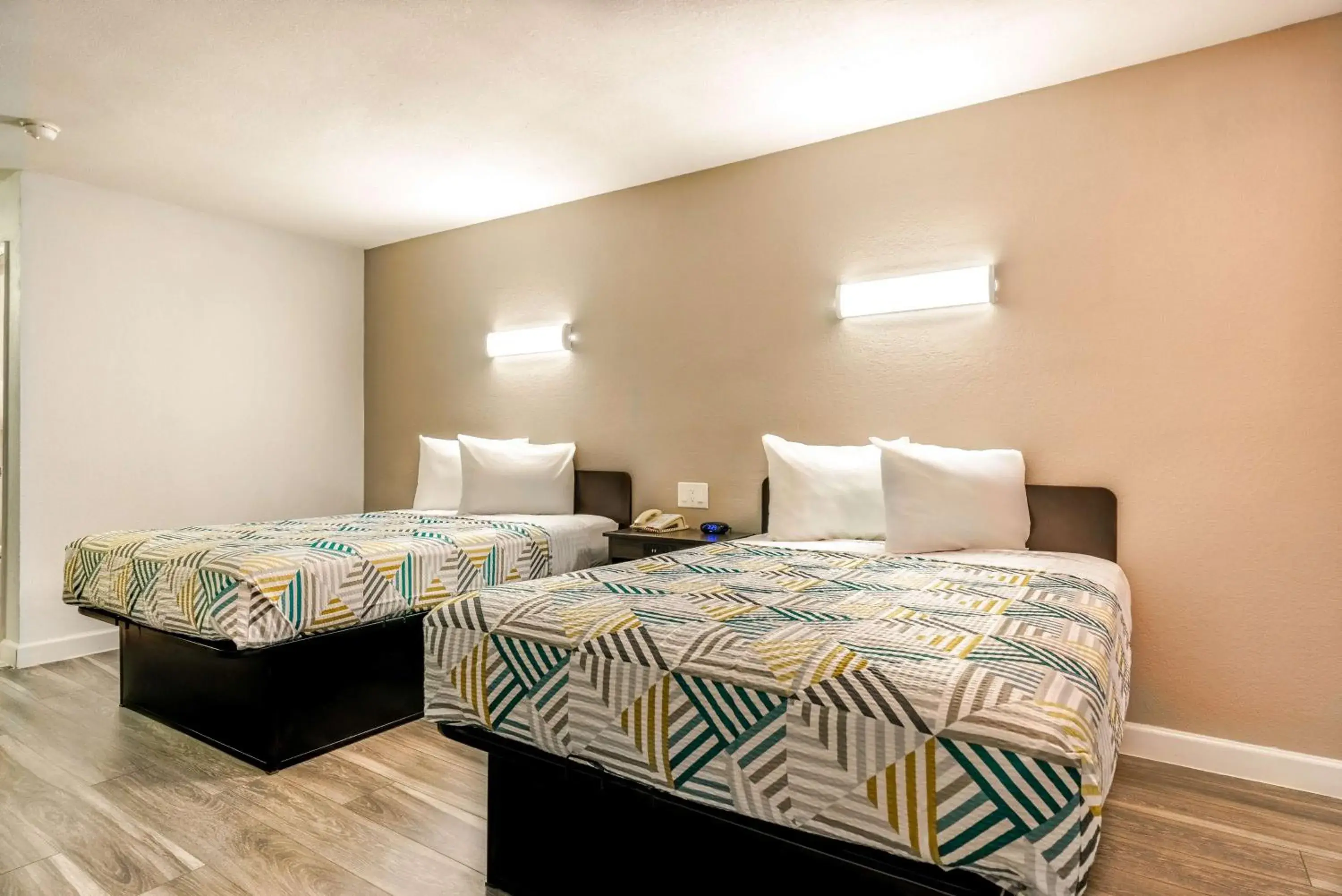 Photo of the whole room, Bed in Studio 6 Fort Worth, TX - Stockyards East Photo of the whole room, Bed in Studio 6 Fort Worth, TX - Stockyards East