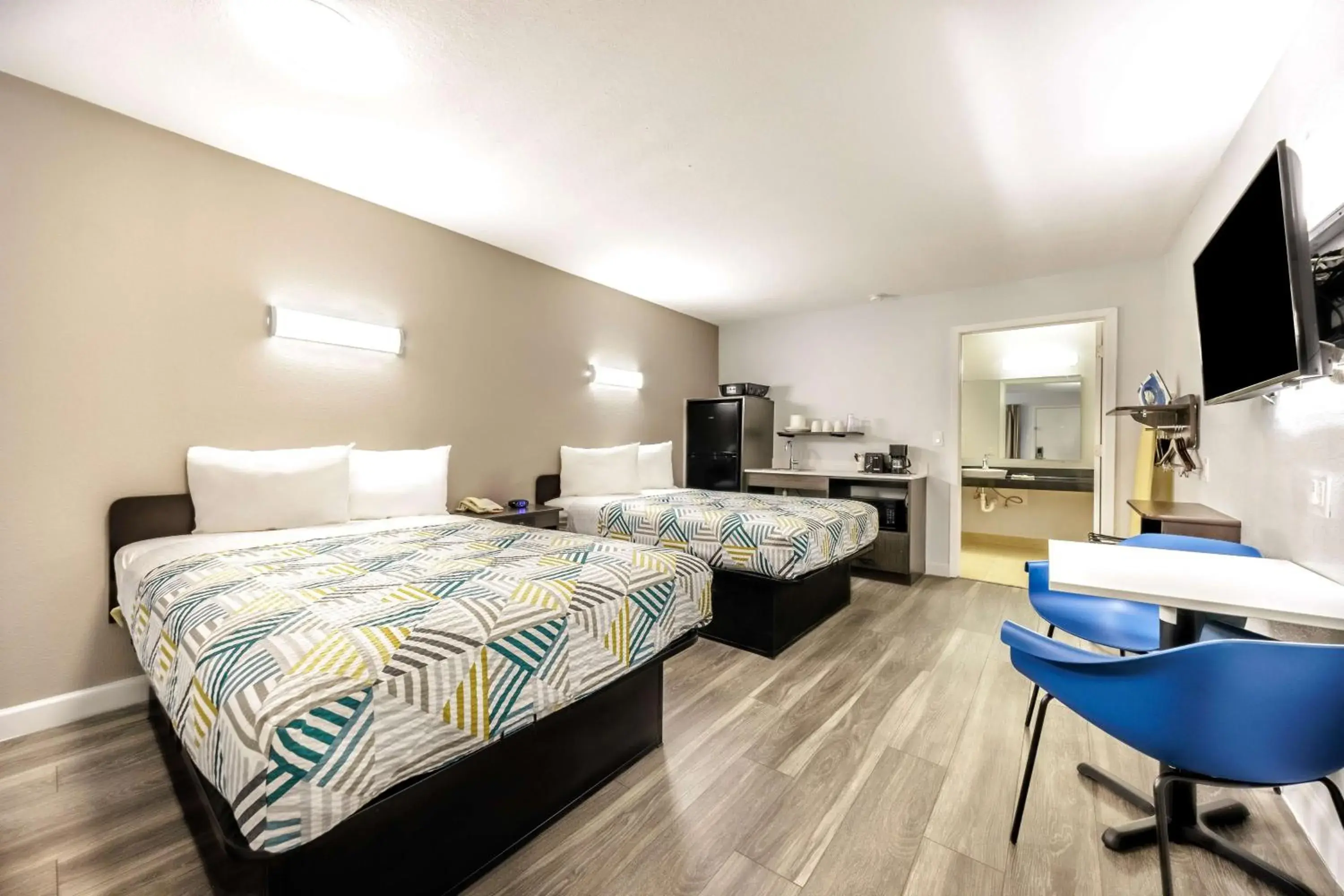 Photo of the whole room, Bed in Studio 6 Fort Worth, TX - Stockyards East Photo of the whole room, Bed in Studio 6 Fort Worth, TX - Stockyards East