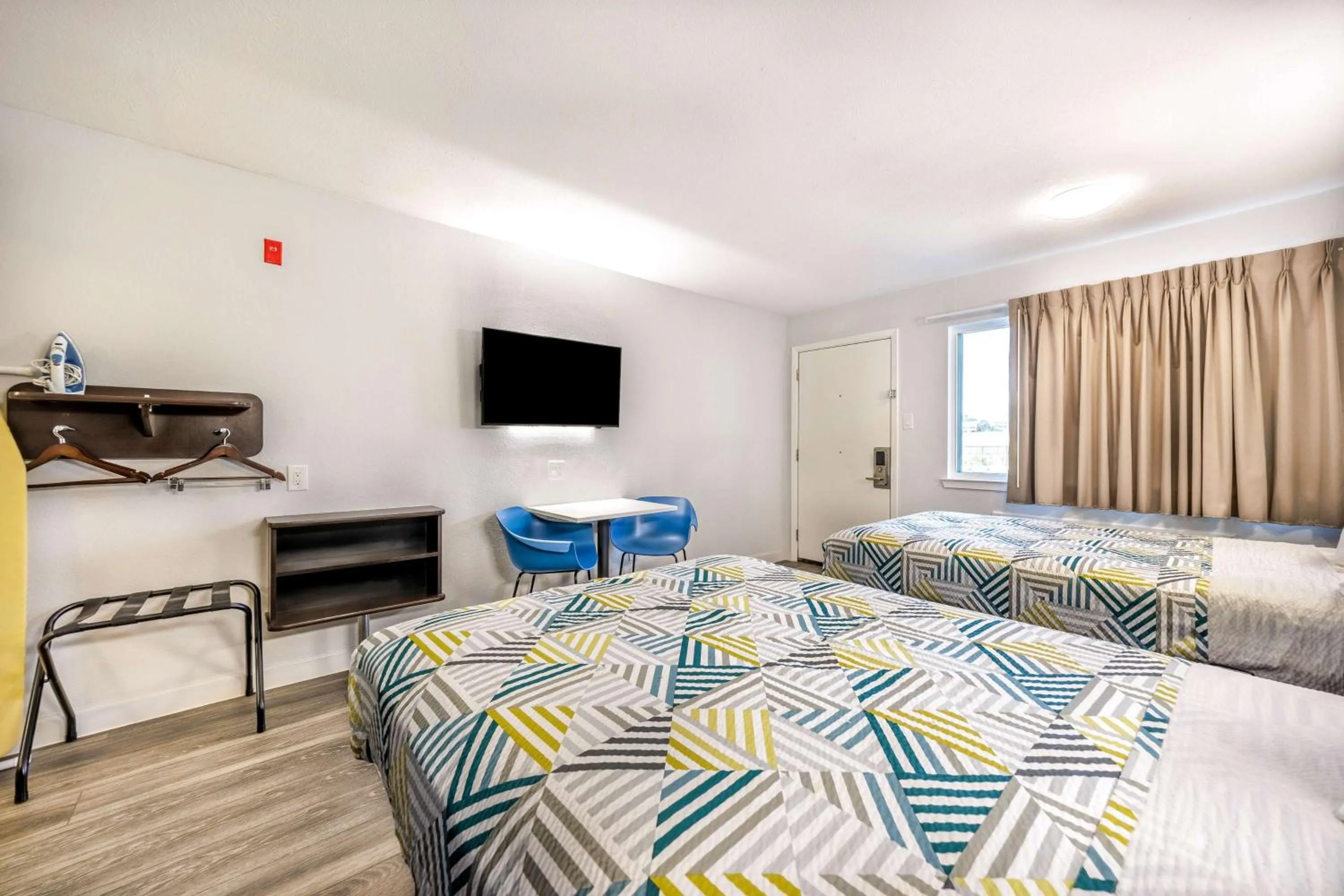 Photo of the whole room, Bed in Studio 6 Fort Worth, TX - Stockyards East