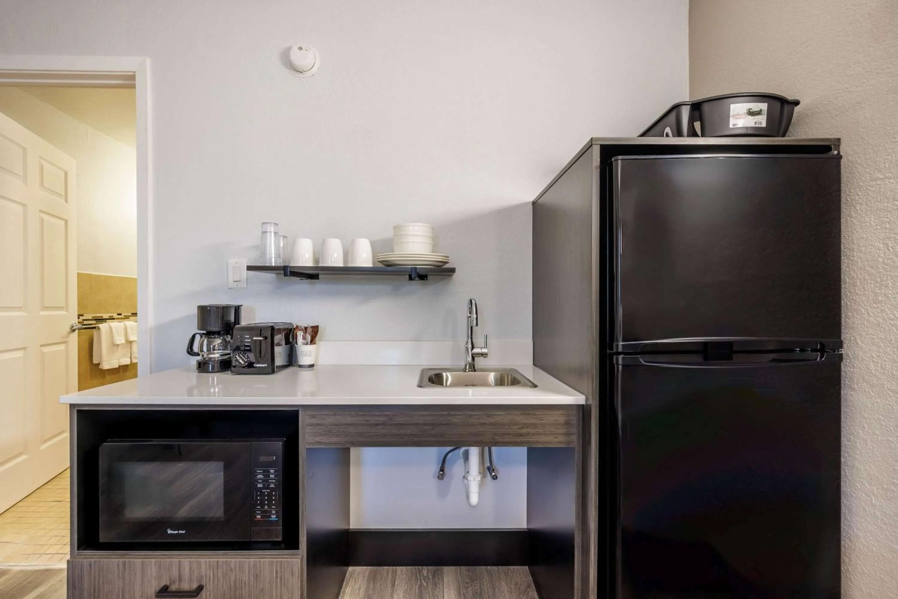 Kitchen or kitchenette in Studio 6 Fort Worth, TX - Stockyards East