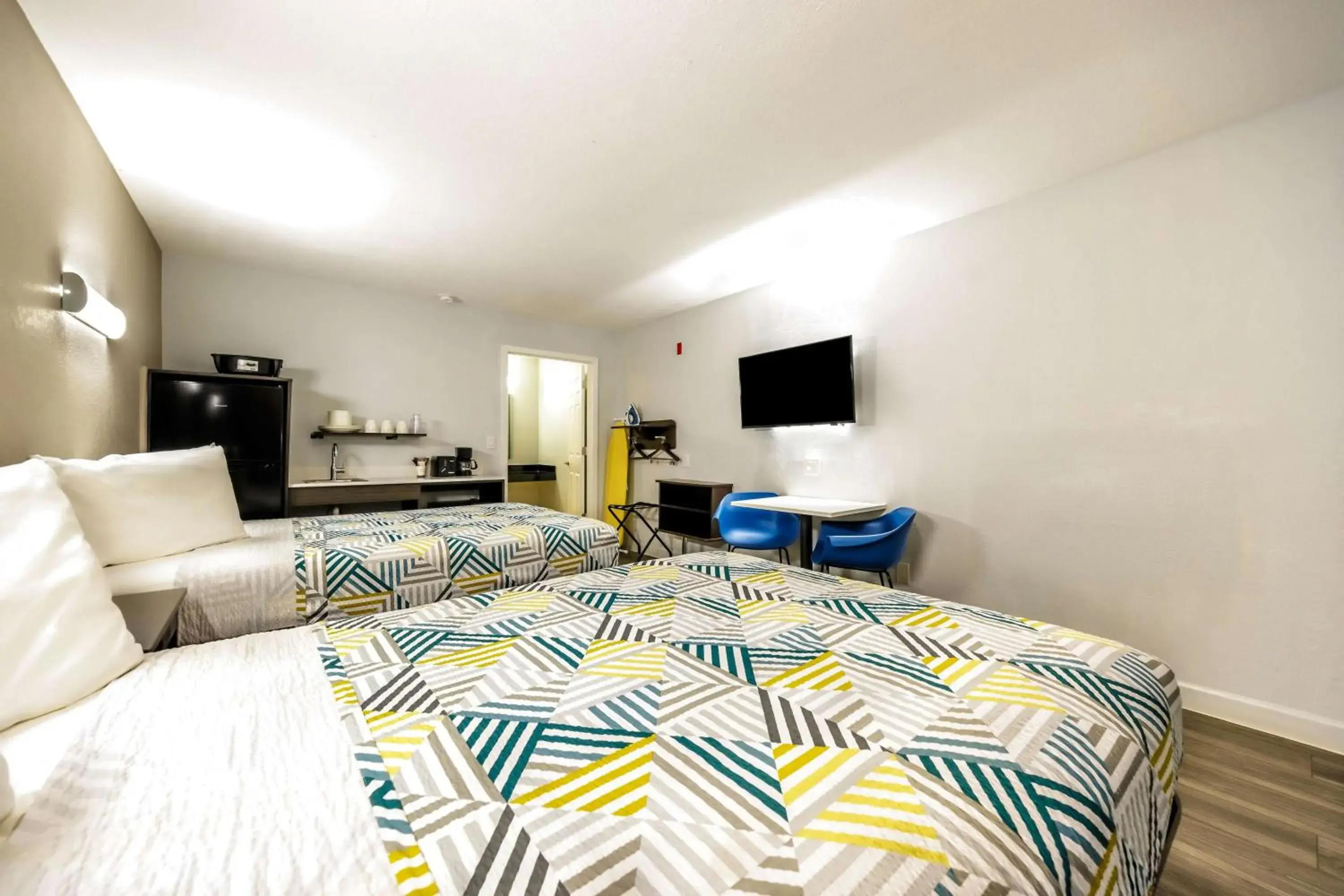 Photo of the whole room, Bed in Studio 6 Fort Worth, TX - Stockyards East Photo of the whole room, Bed in Studio 6 Fort Worth, TX - Stockyards East