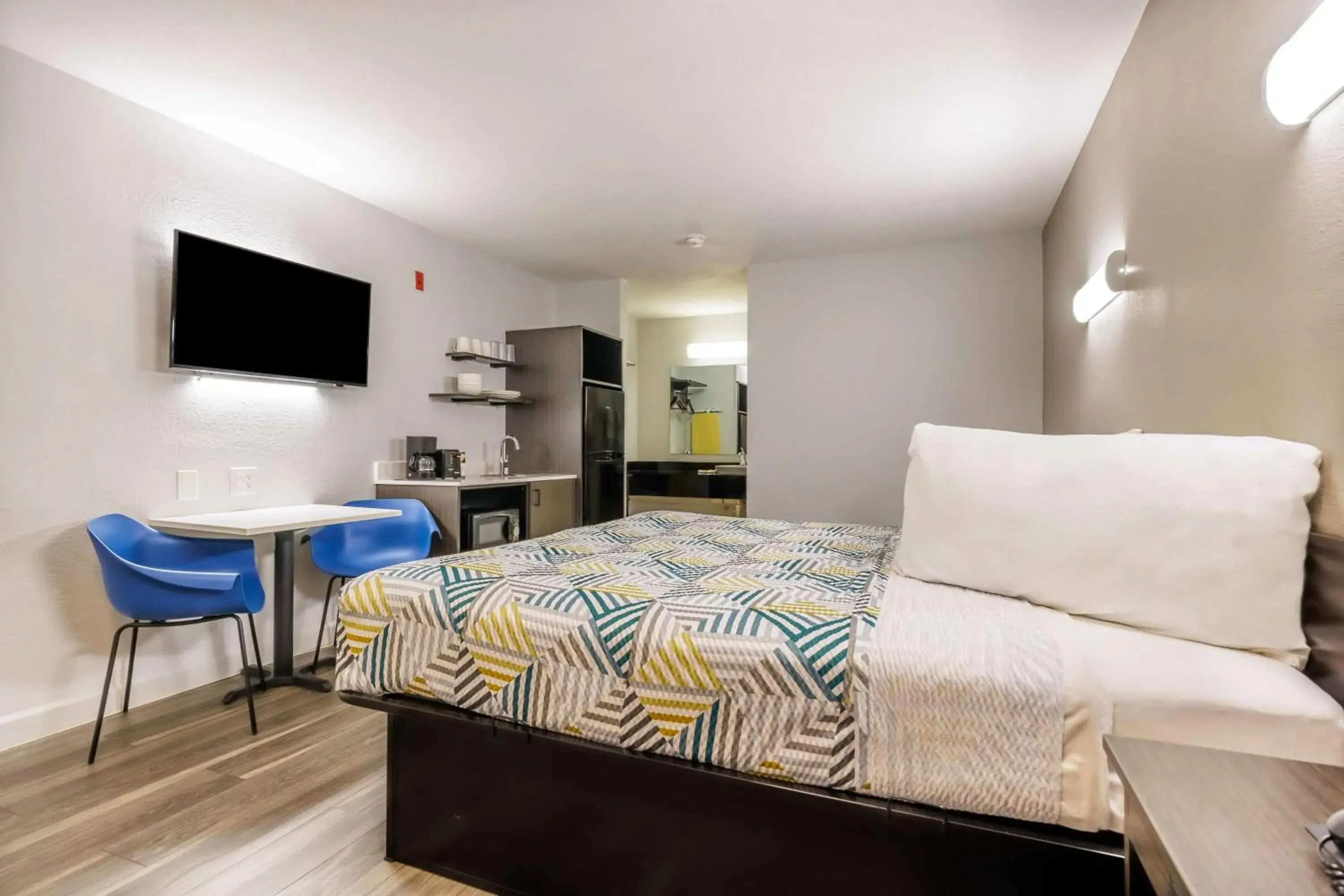 Photo of the whole room, Bed in Studio 6 Fort Worth, TX - Stockyards East Photo of the whole room, Bed in Studio 6 Fort Worth, TX - Stockyards East