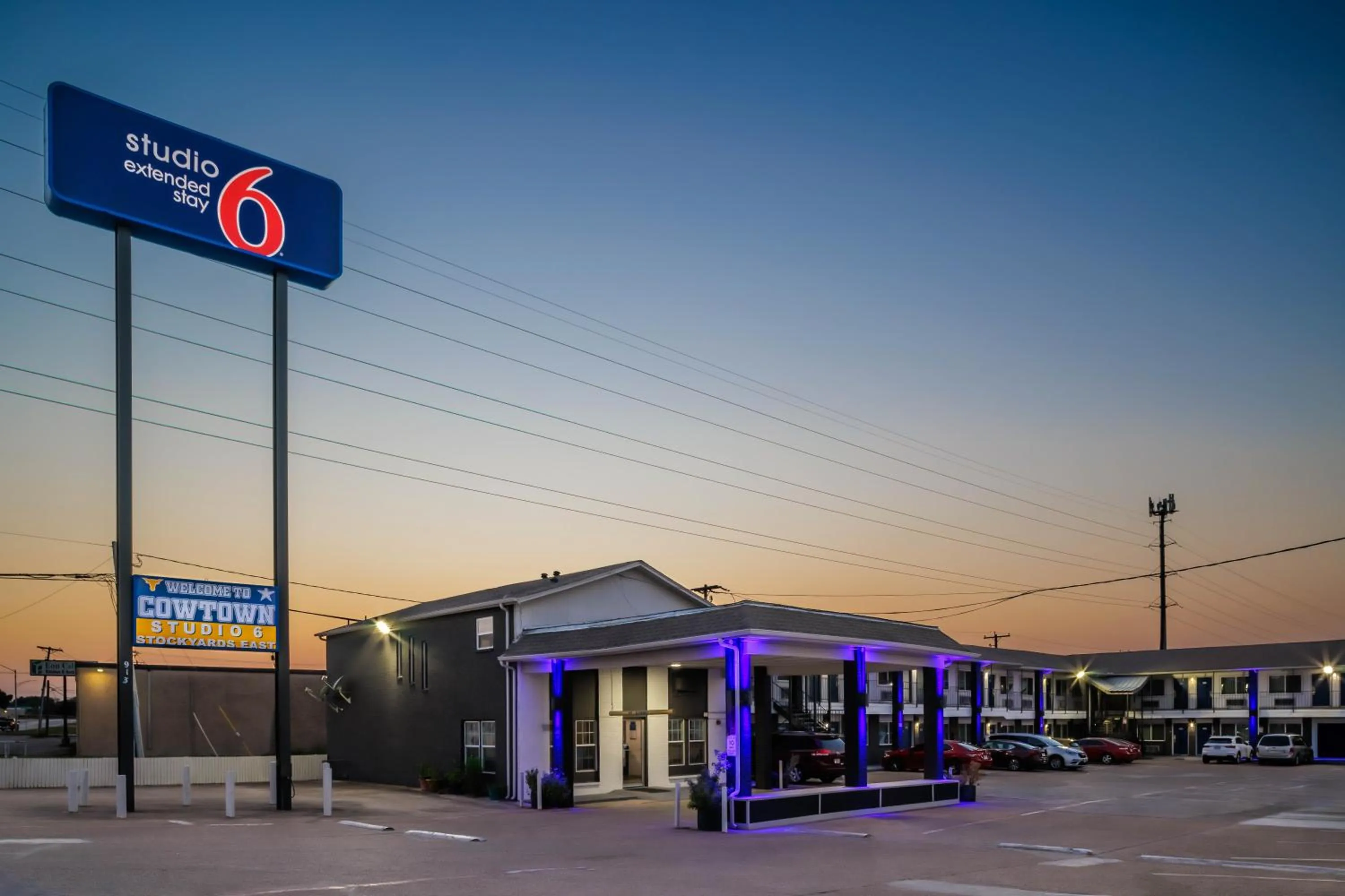 Property building in Studio 6 Fort Worth, TX - Stockyards East