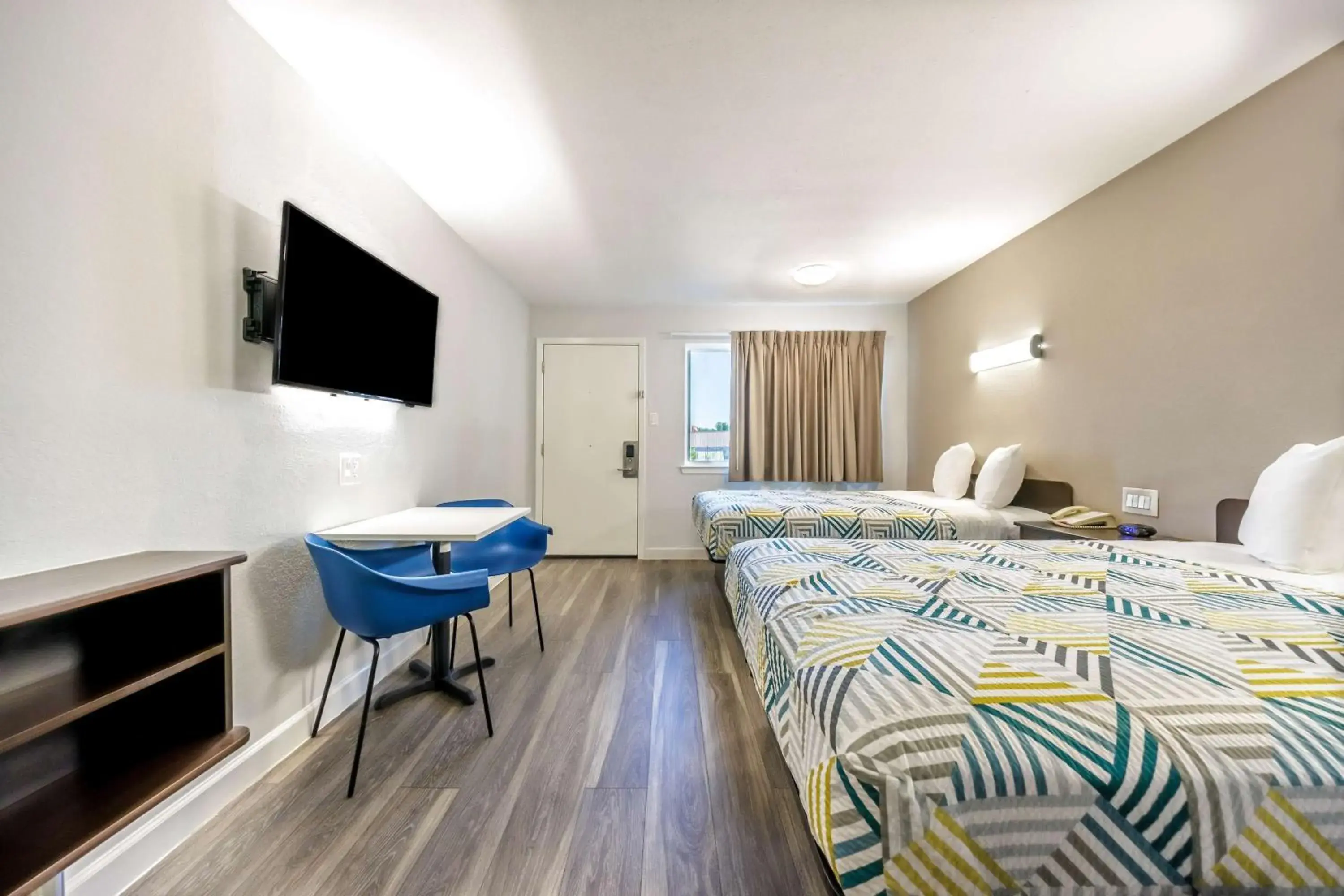 Photo of the whole room, Bed in Studio 6 Fort Worth, TX - Stockyards East Photo of the whole room, Bed in Studio 6 Fort Worth, TX - Stockyards East