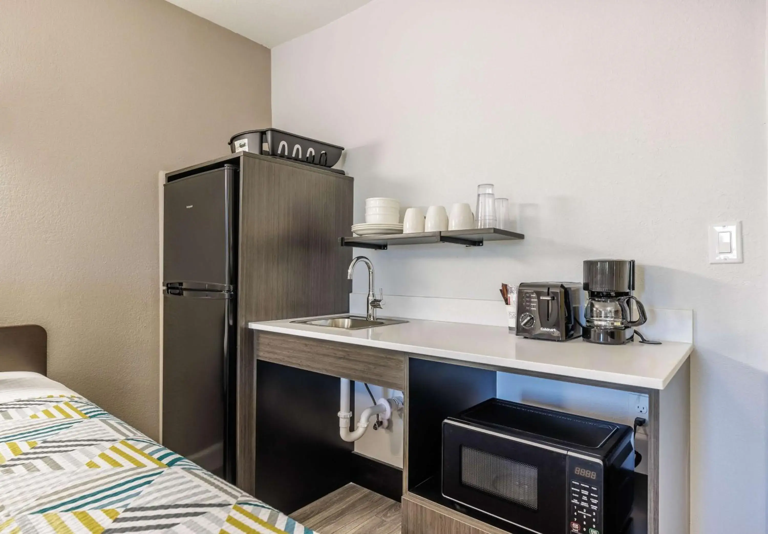 Photo of the whole room, Bed in Studio 6 Fort Worth, TX - Stockyards East Photo of the whole room, Bed in Studio 6 Fort Worth, TX - Stockyards East