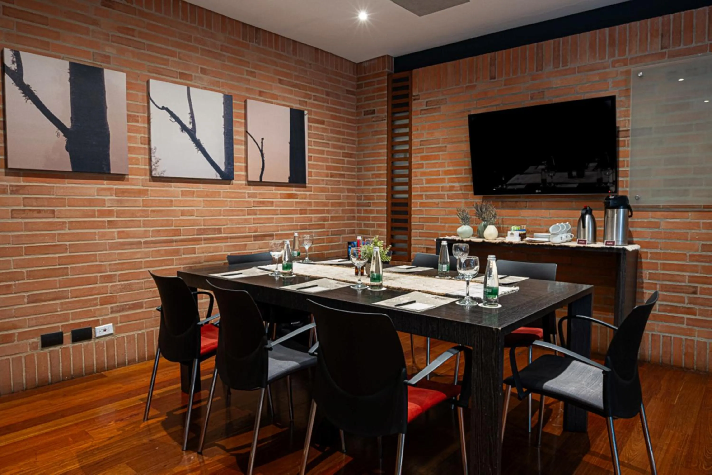Meeting/conference room in 84 DC Bogotá By OxoHotel