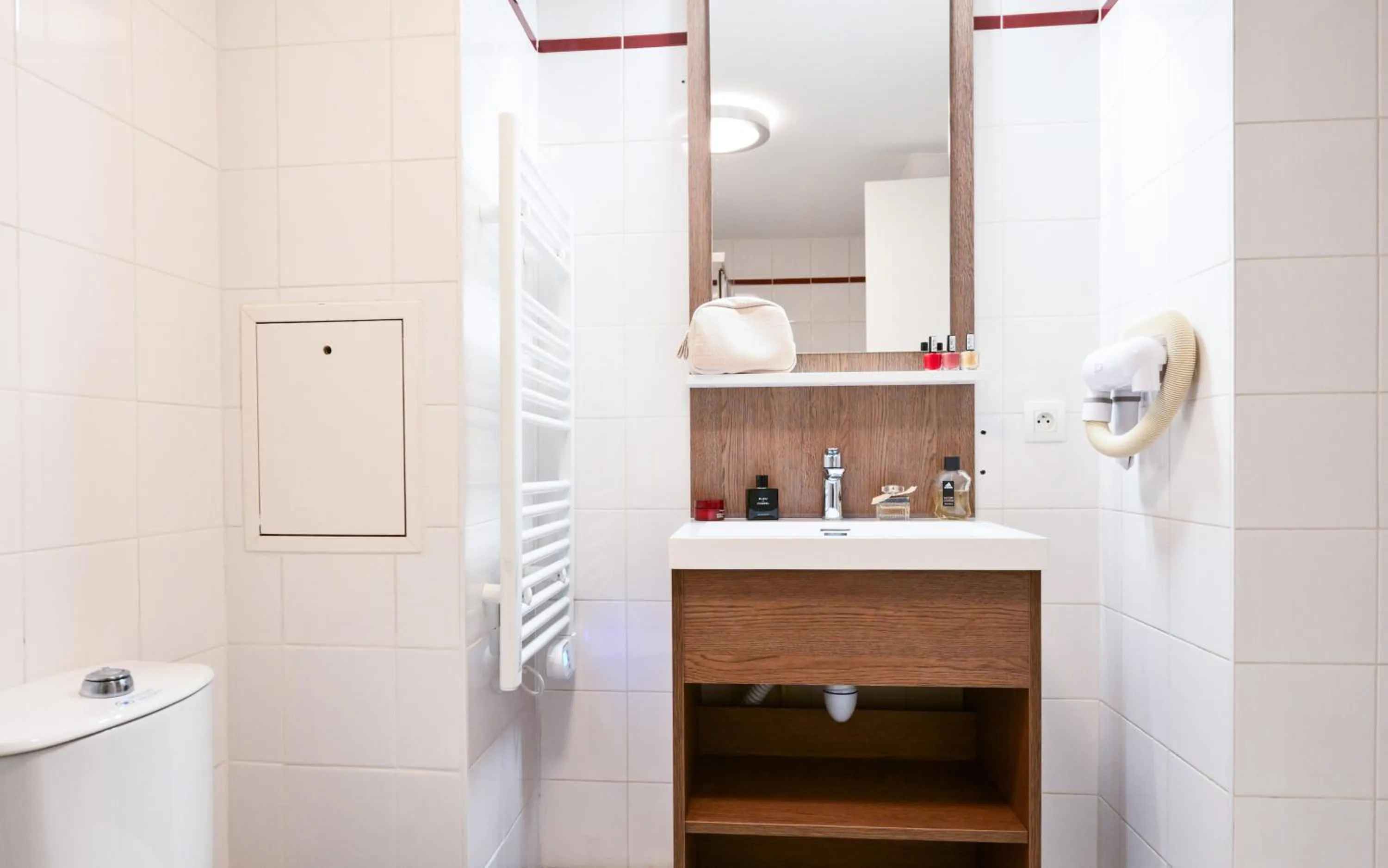 Bathroom in Comfort Aparthotel Versailles, St Cyr l'Ecole