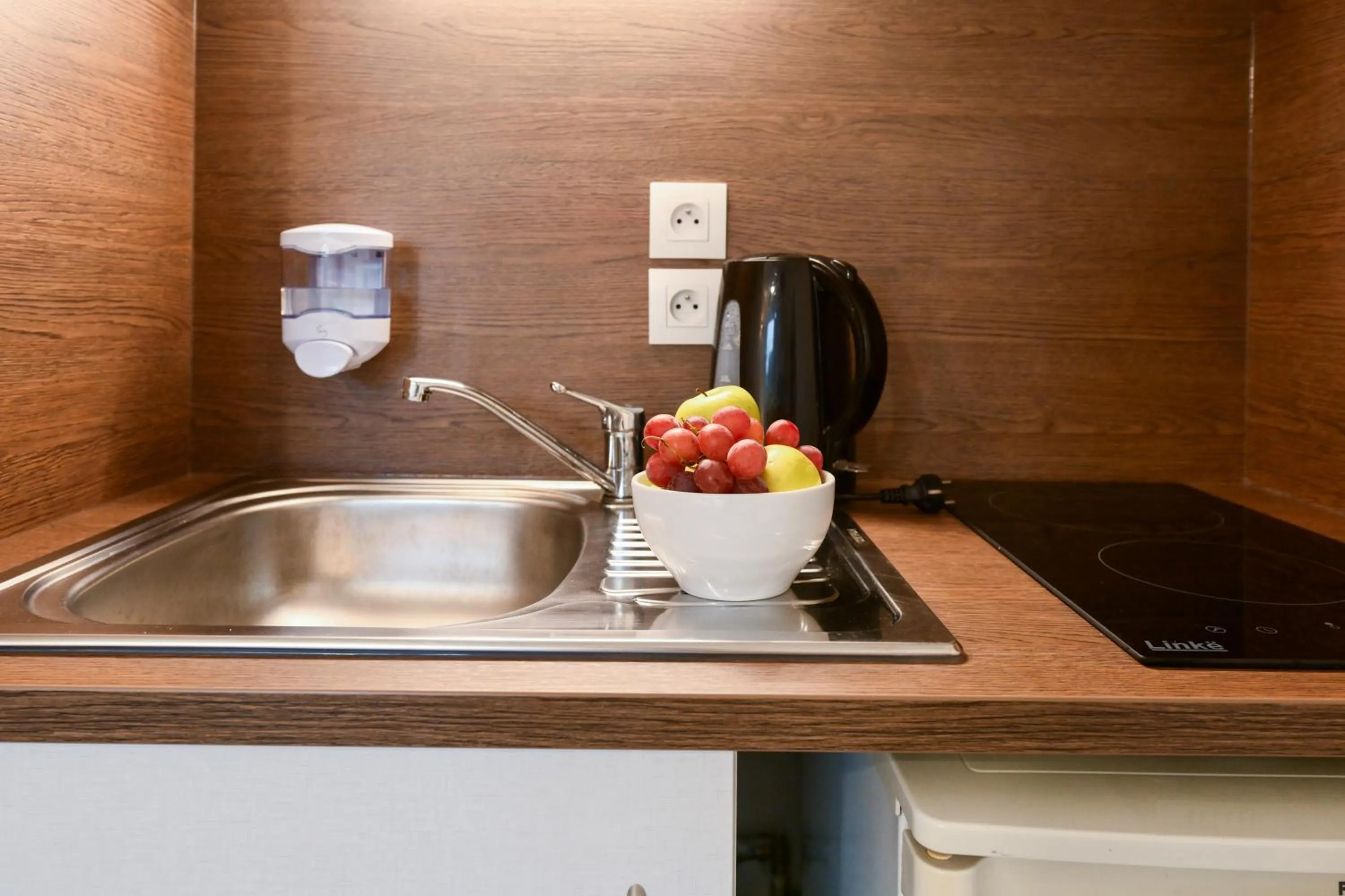 Kitchen or kitchenette in Comfort Aparthotel Versailles, St Cyr l'Ecole
