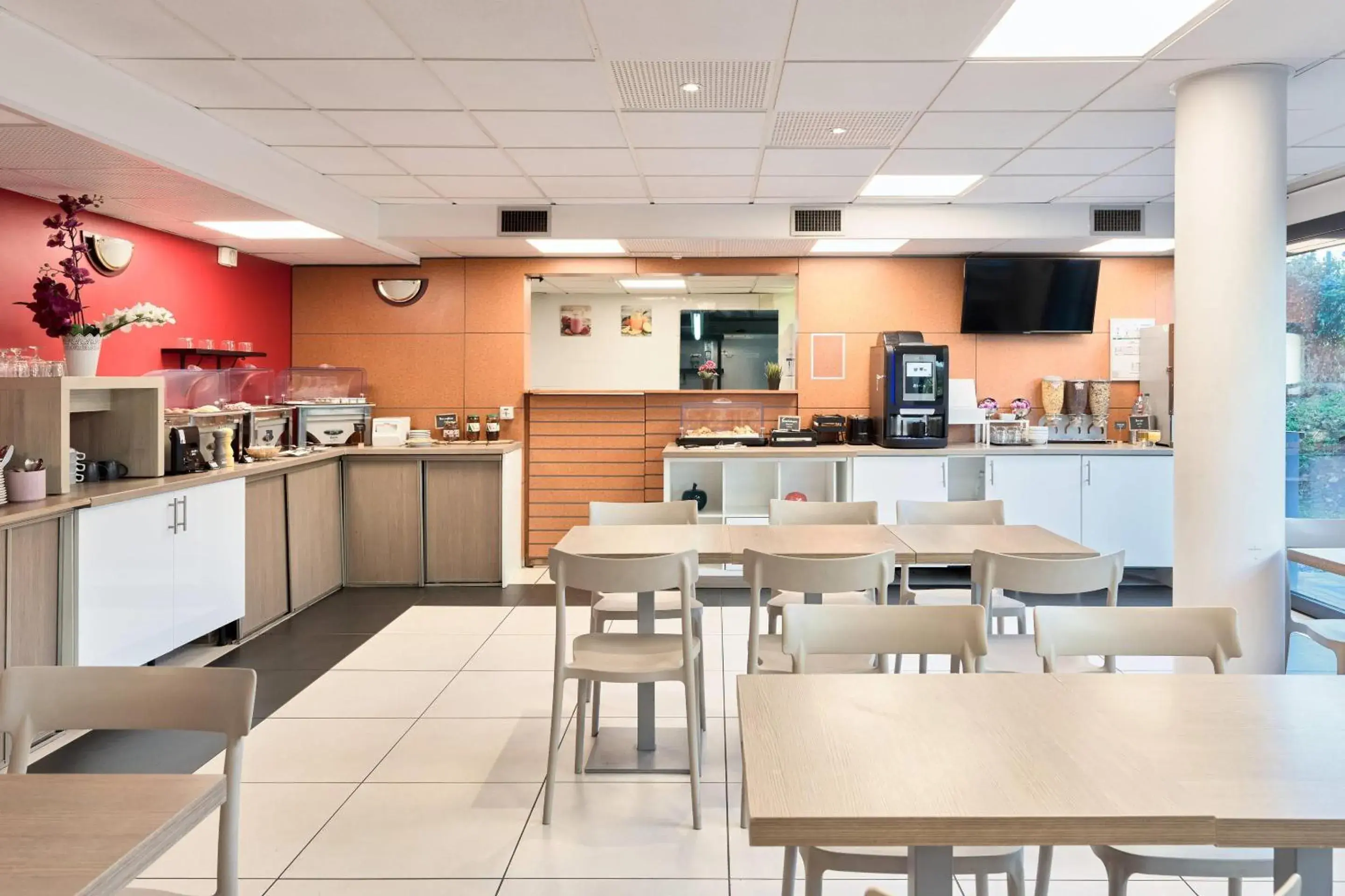 Breakfast in Comfort Aparthotel Versailles, St Cyr l'Ecole Breakfast in Comfort Aparthotel Versailles, St Cyr l'Ecole