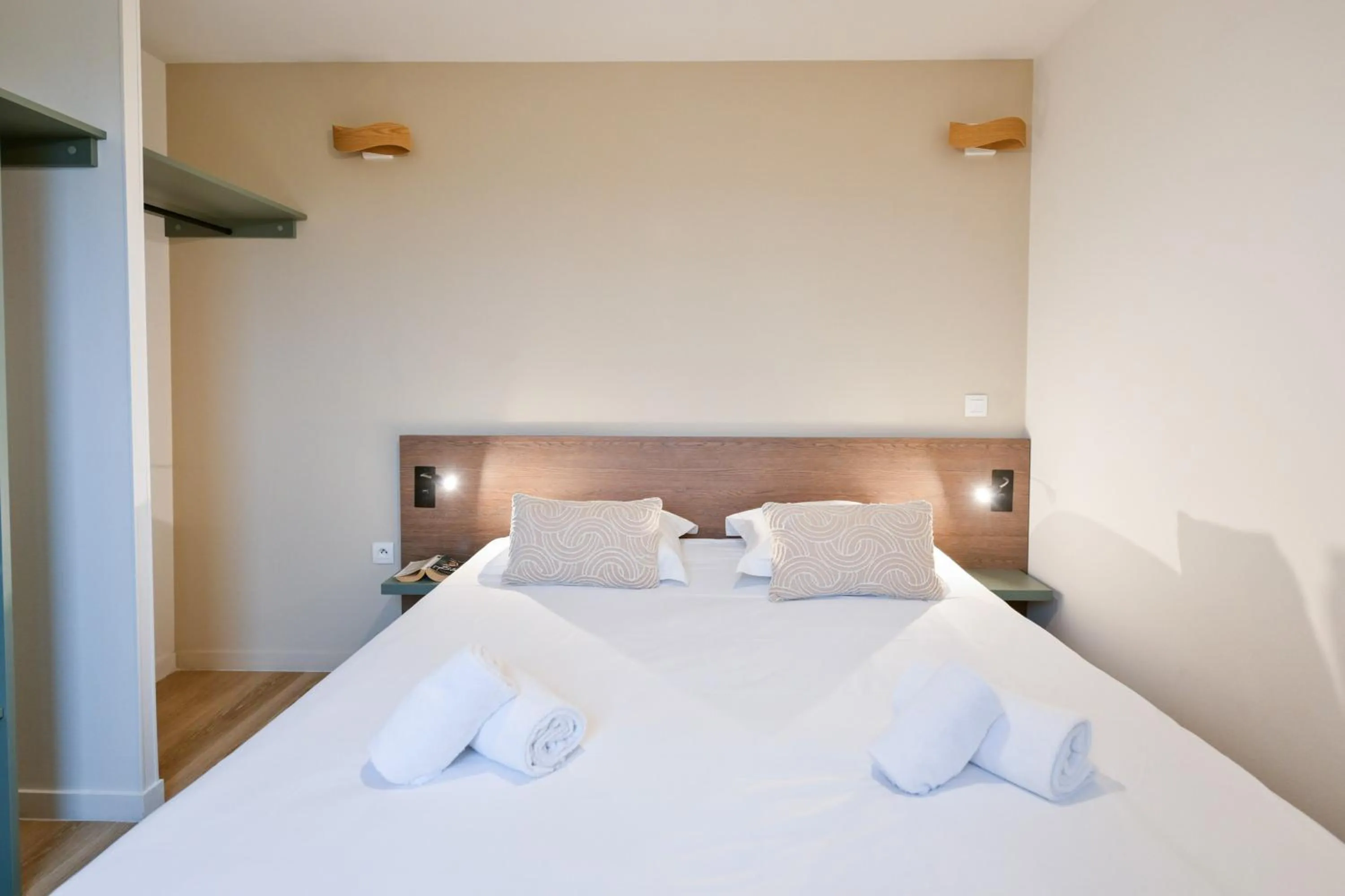 Bedroom, Bed in Comfort Aparthotel Versailles, St Cyr l'Ecole