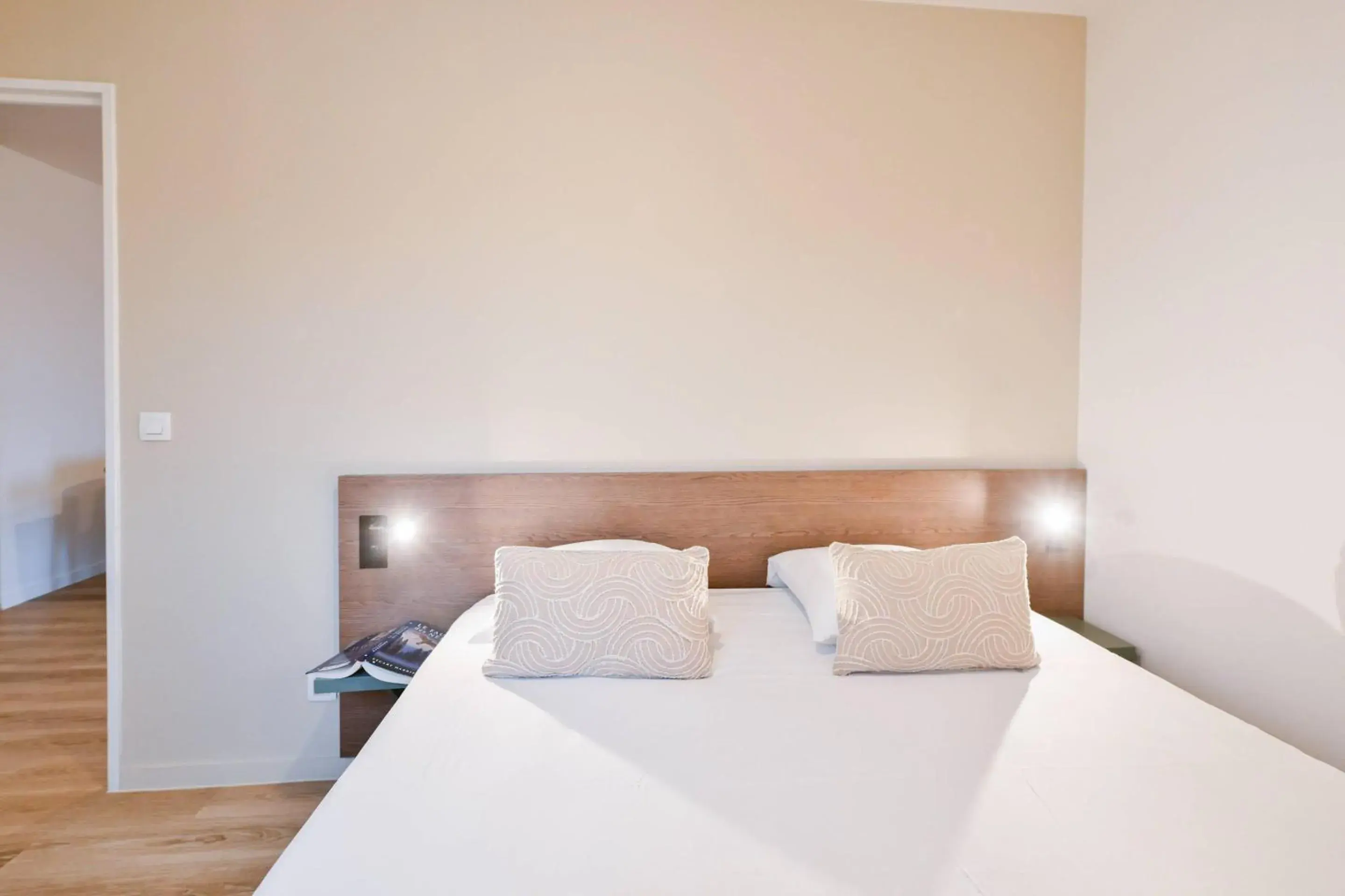 Bedroom, Bed in Comfort Aparthotel Versailles, St Cyr l'Ecole Bedroom, Bed in Comfort Aparthotel Versailles, St Cyr l'Ecole