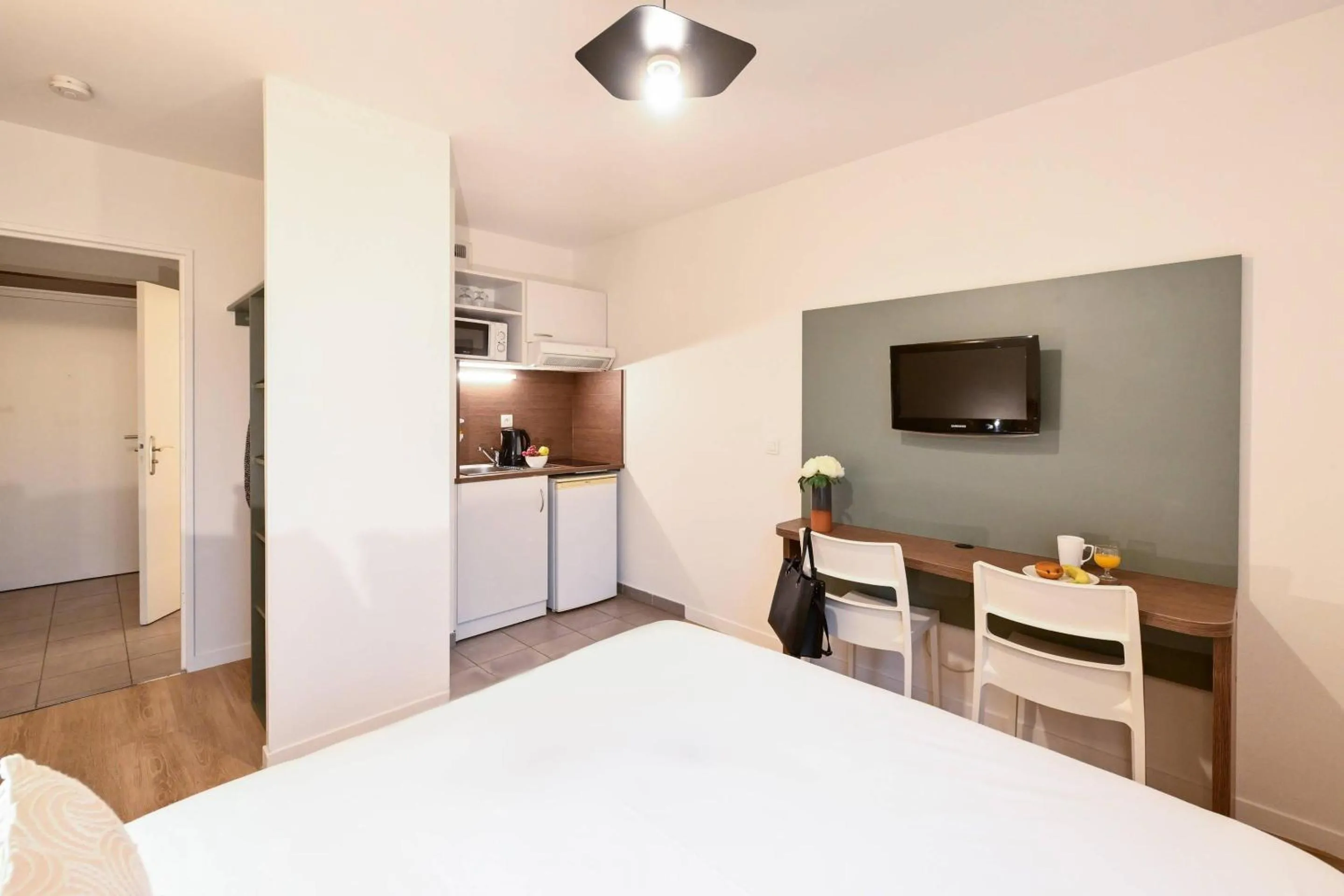 Bedroom, Bed in Comfort Aparthotel Versailles, St Cyr l'Ecole