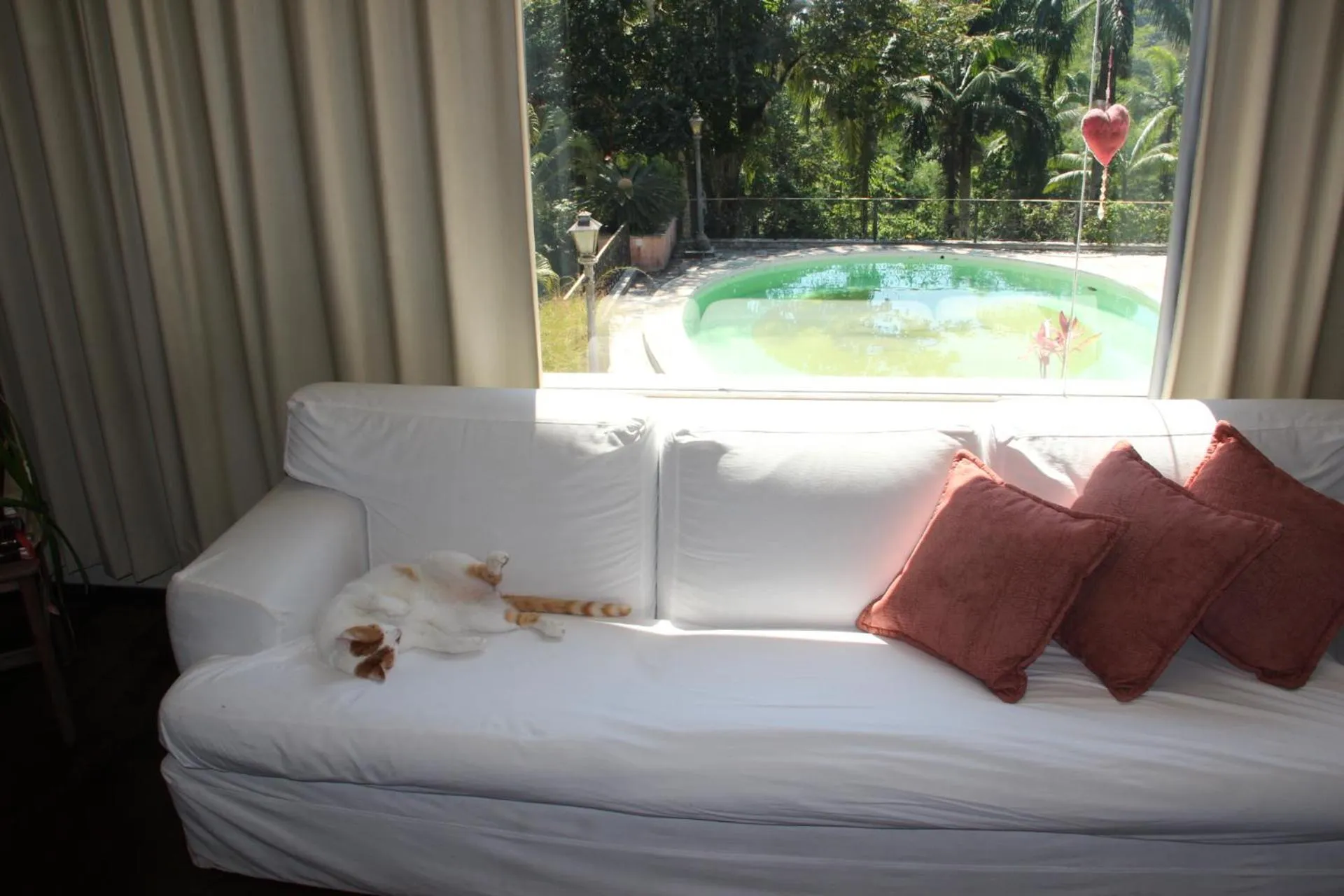 Living room, Bed in Pousada Sitio Araribá