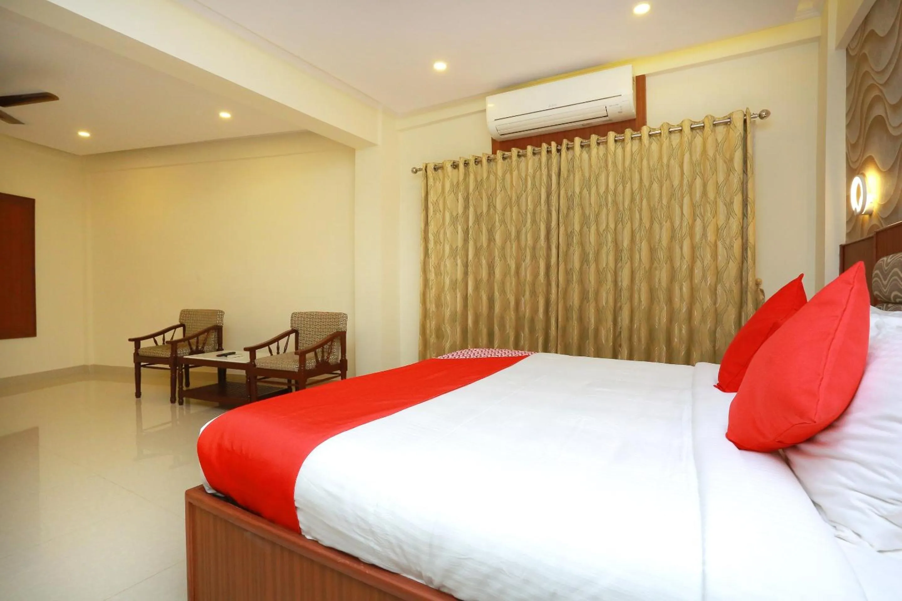 Bedroom, Bed in Super Capital O Kovilakam Residency