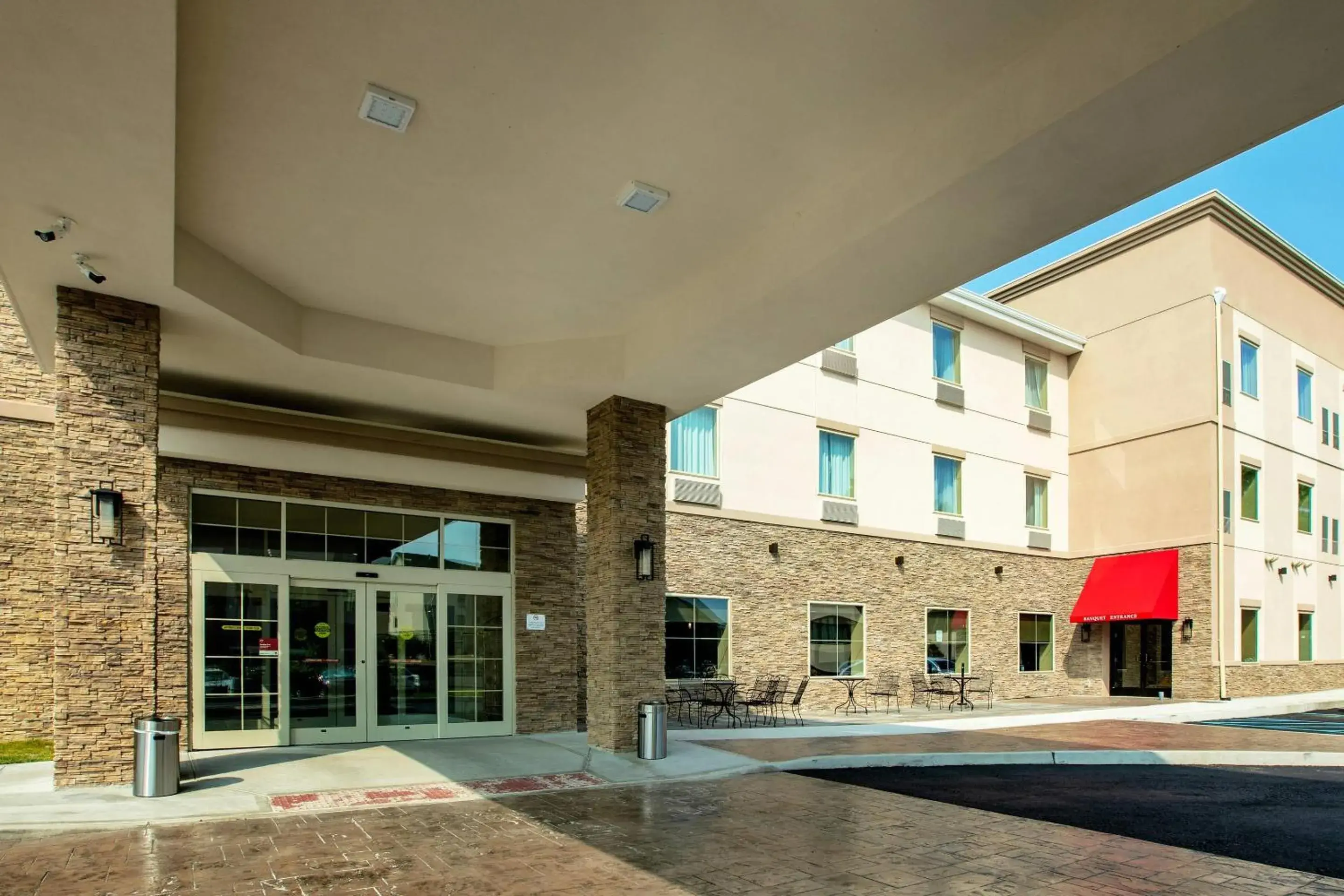 Property building in Comfort Suites Fishkill near Interstate 84 Property building in Comfort Suites Fishkill near Interstate 84