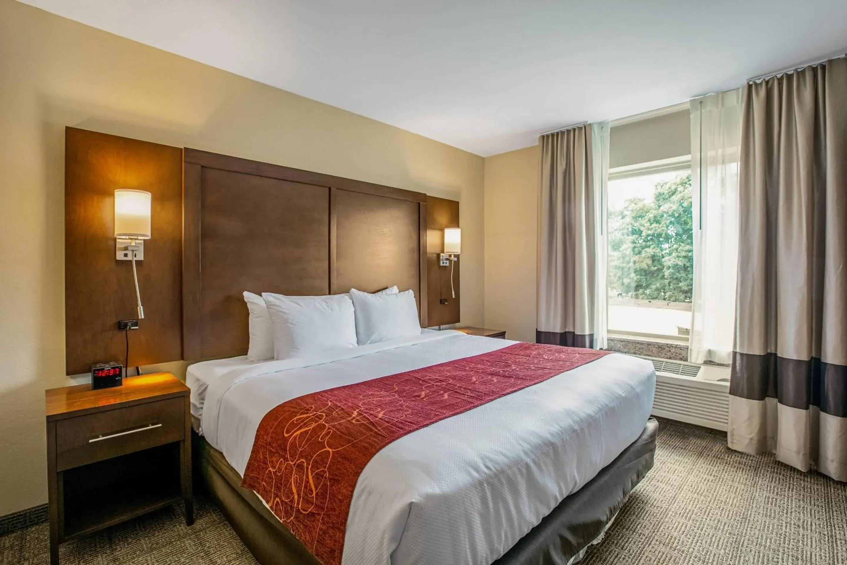 Bedroom, Bed in Comfort Suites Fishkill near Interstate 84 Bedroom, Bed in Comfort Suites Fishkill near Interstate 84