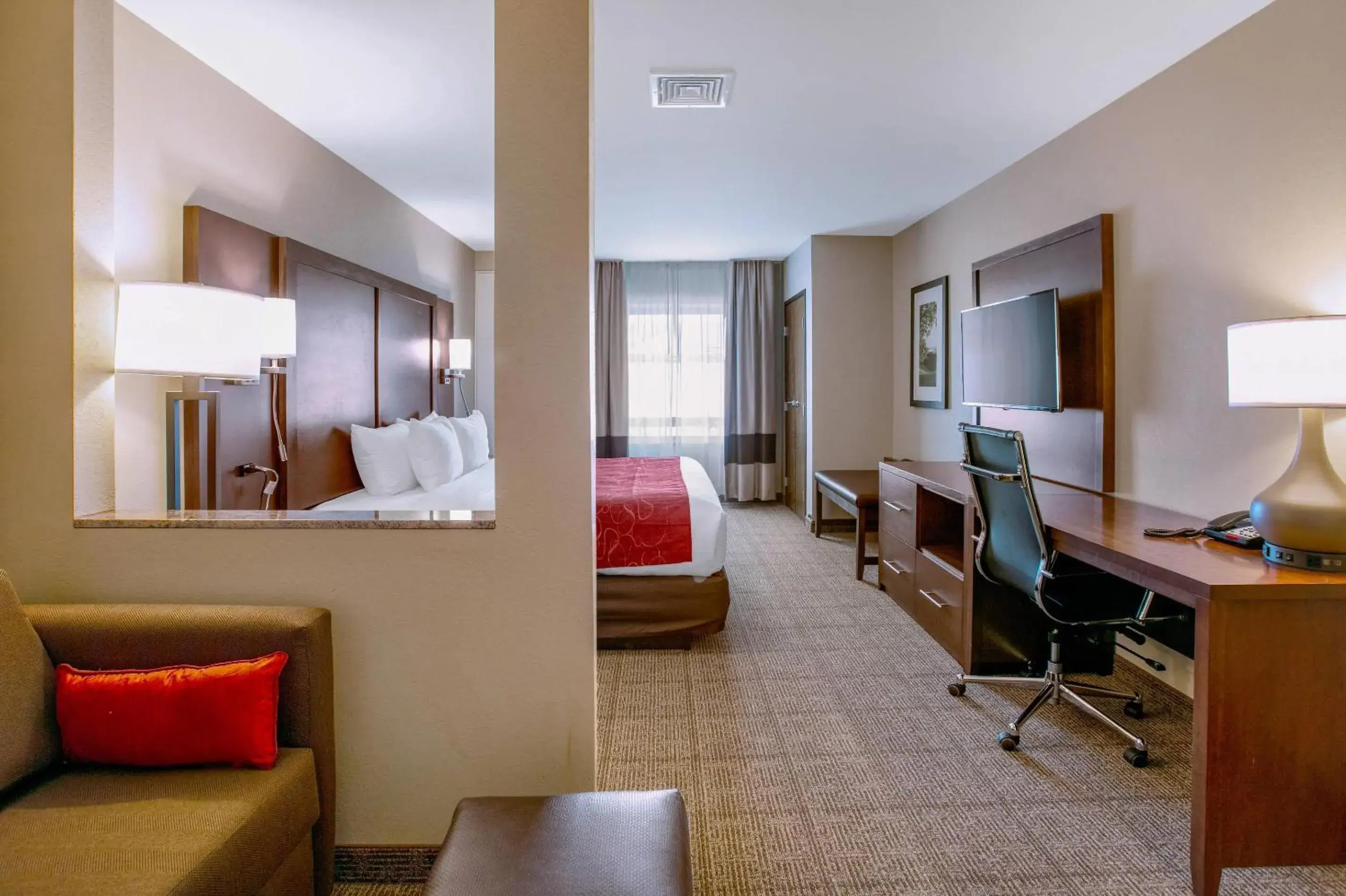 Bedroom, Bed in Comfort Suites Fishkill near Interstate 84 Bedroom, Bed in Comfort Suites Fishkill near Interstate 84