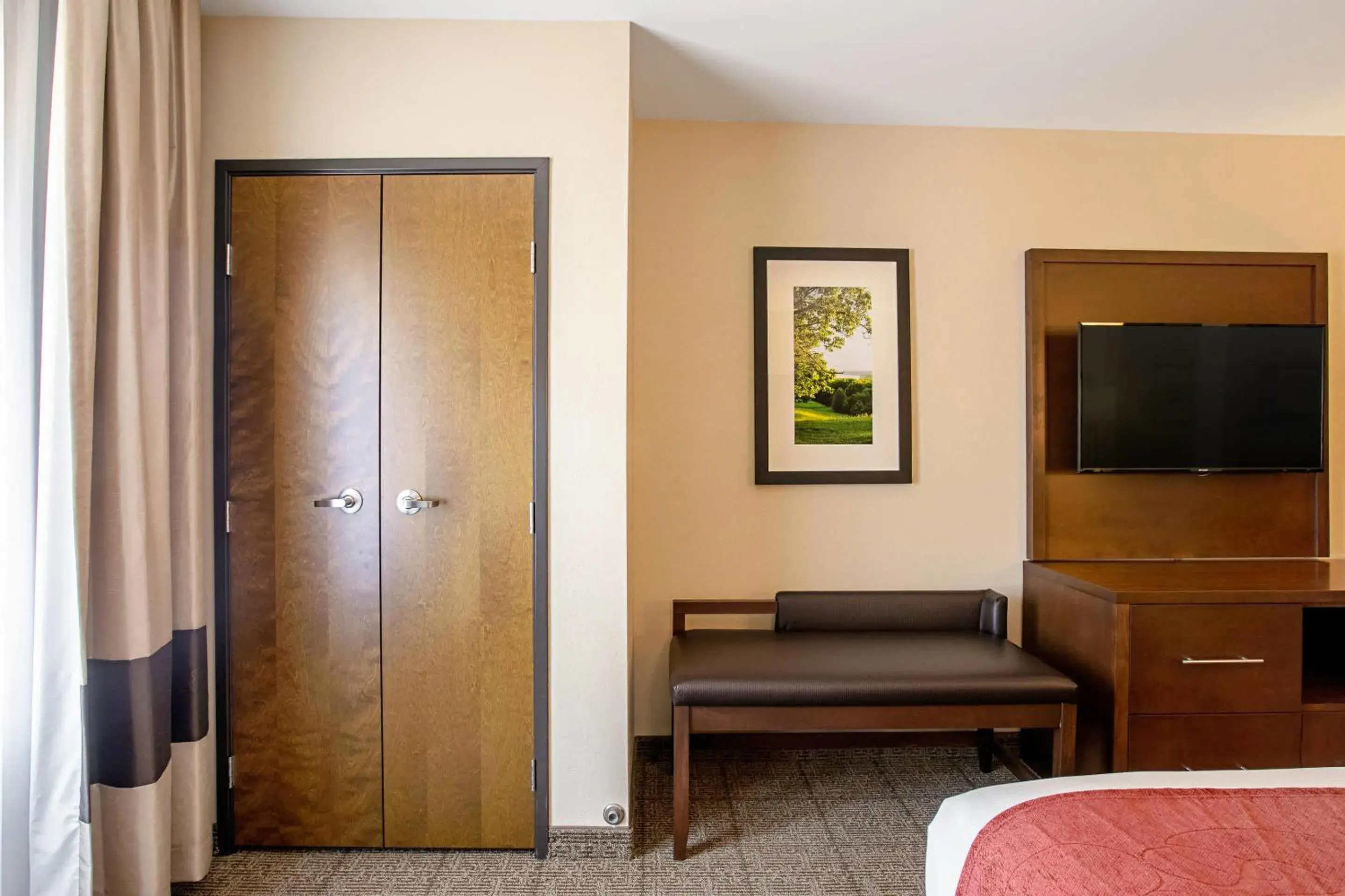 Bedroom, Bed in Comfort Suites Fishkill near Interstate 84 Bedroom, Bed in Comfort Suites Fishkill near Interstate 84