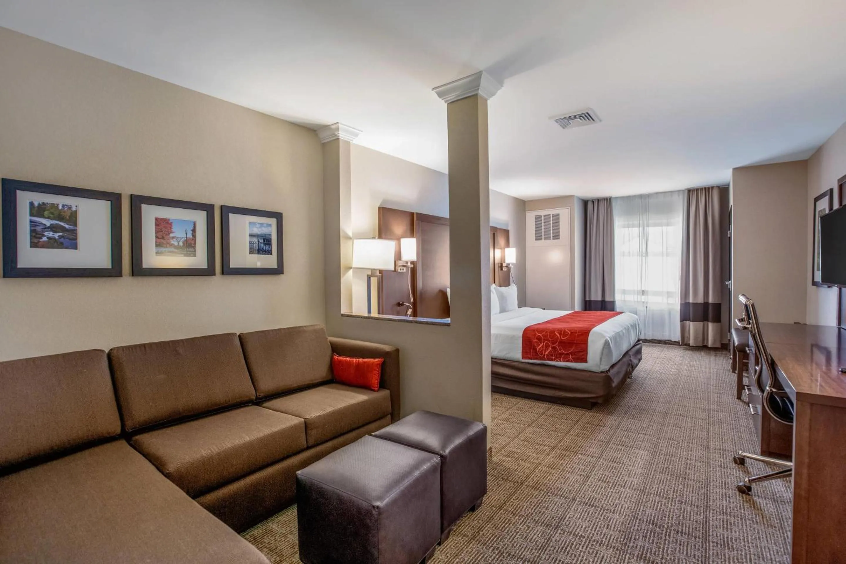 Bedroom, Bed in Comfort Suites Fishkill near Interstate 84