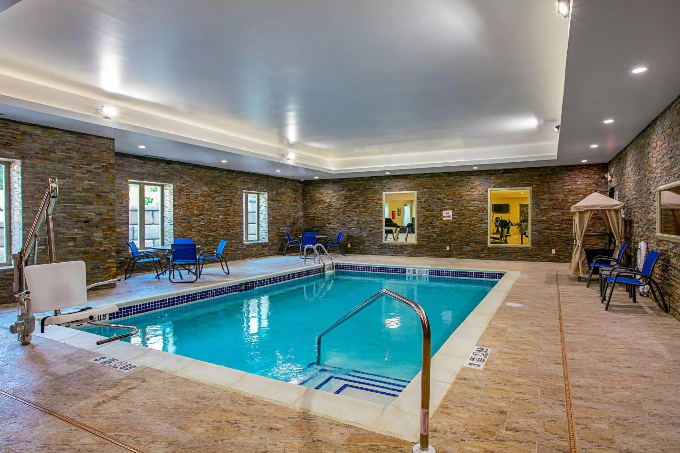 Swimming pool in Comfort Suites Fishkill near Interstate 84