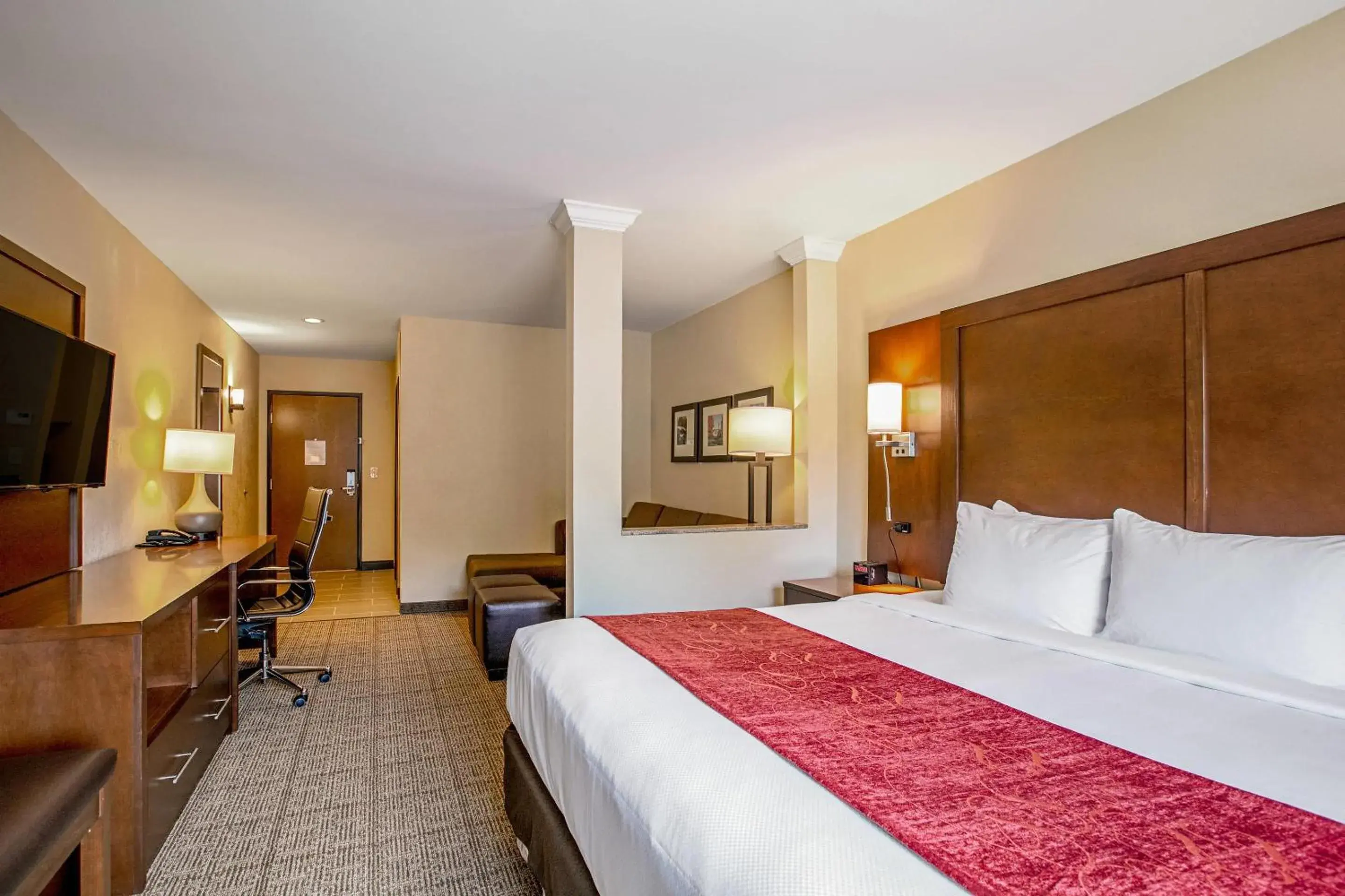 Bedroom, Bed in Comfort Suites Fishkill near Interstate 84 Bedroom, Bed in Comfort Suites Fishkill near Interstate 84