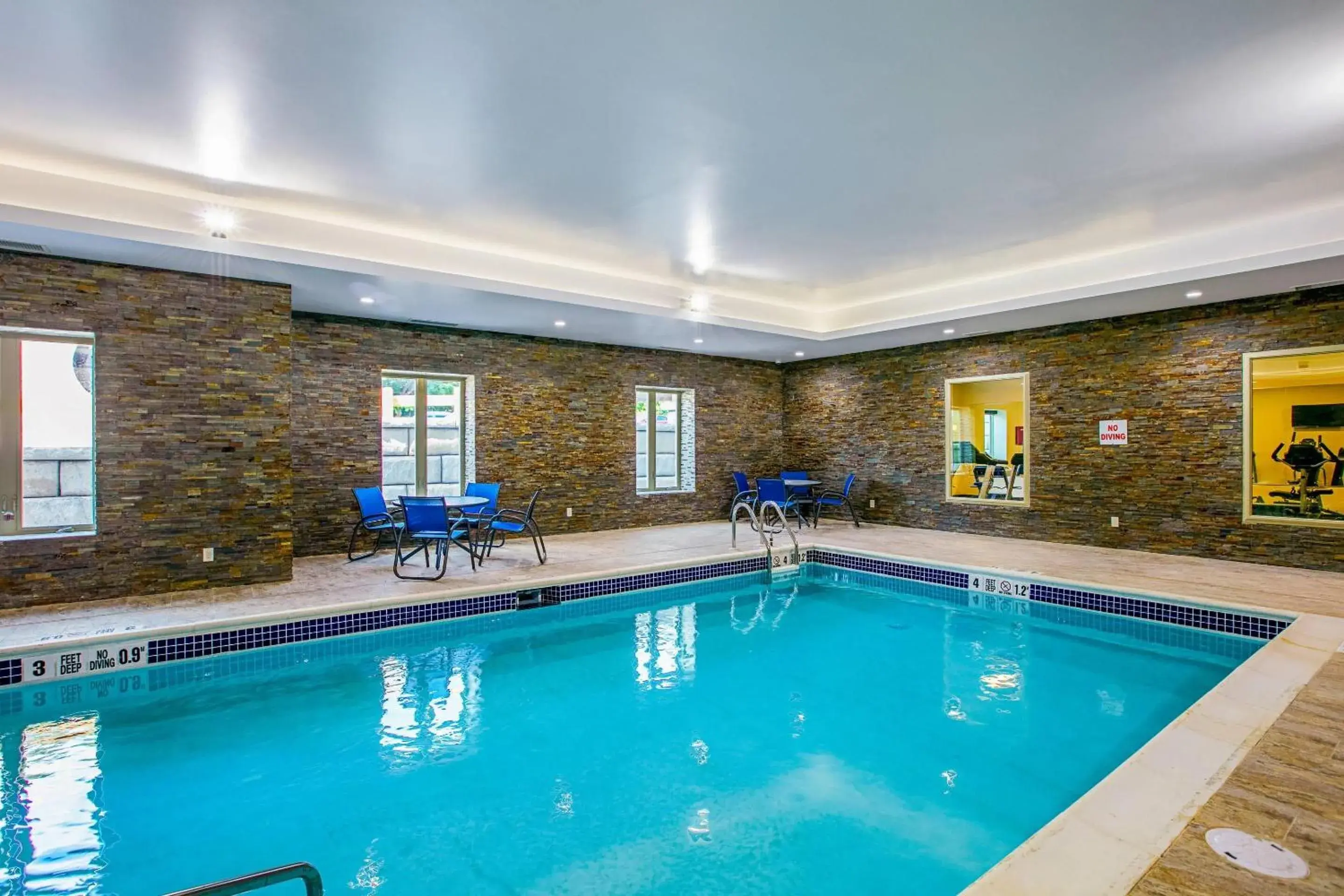 Swimming pool in Comfort Suites Fishkill near Interstate 84 Swimming pool in Comfort Suites Fishkill near Interstate 84