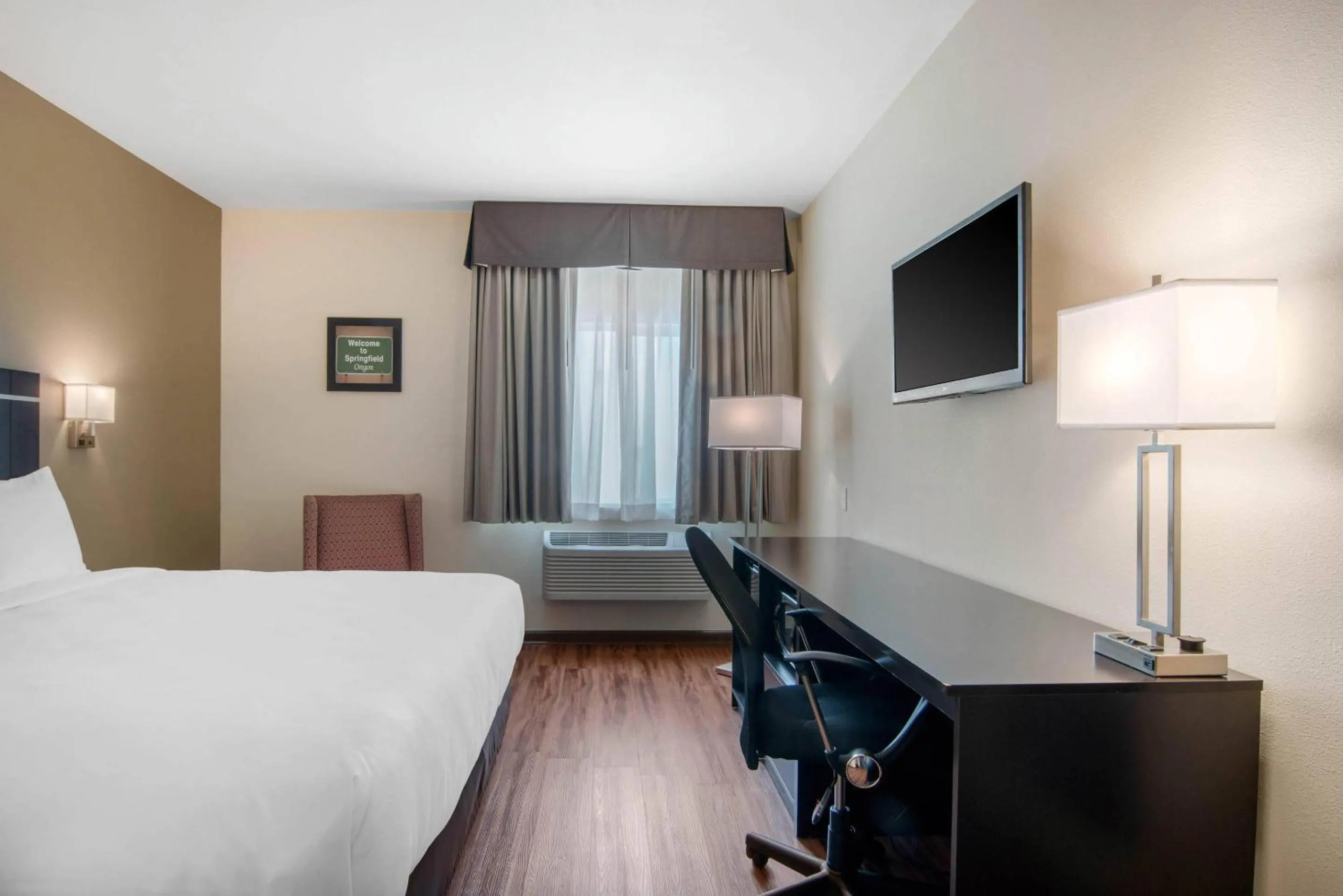 Bedroom, Bed in Econo Lodge Inn & Suites Springfield Main Street