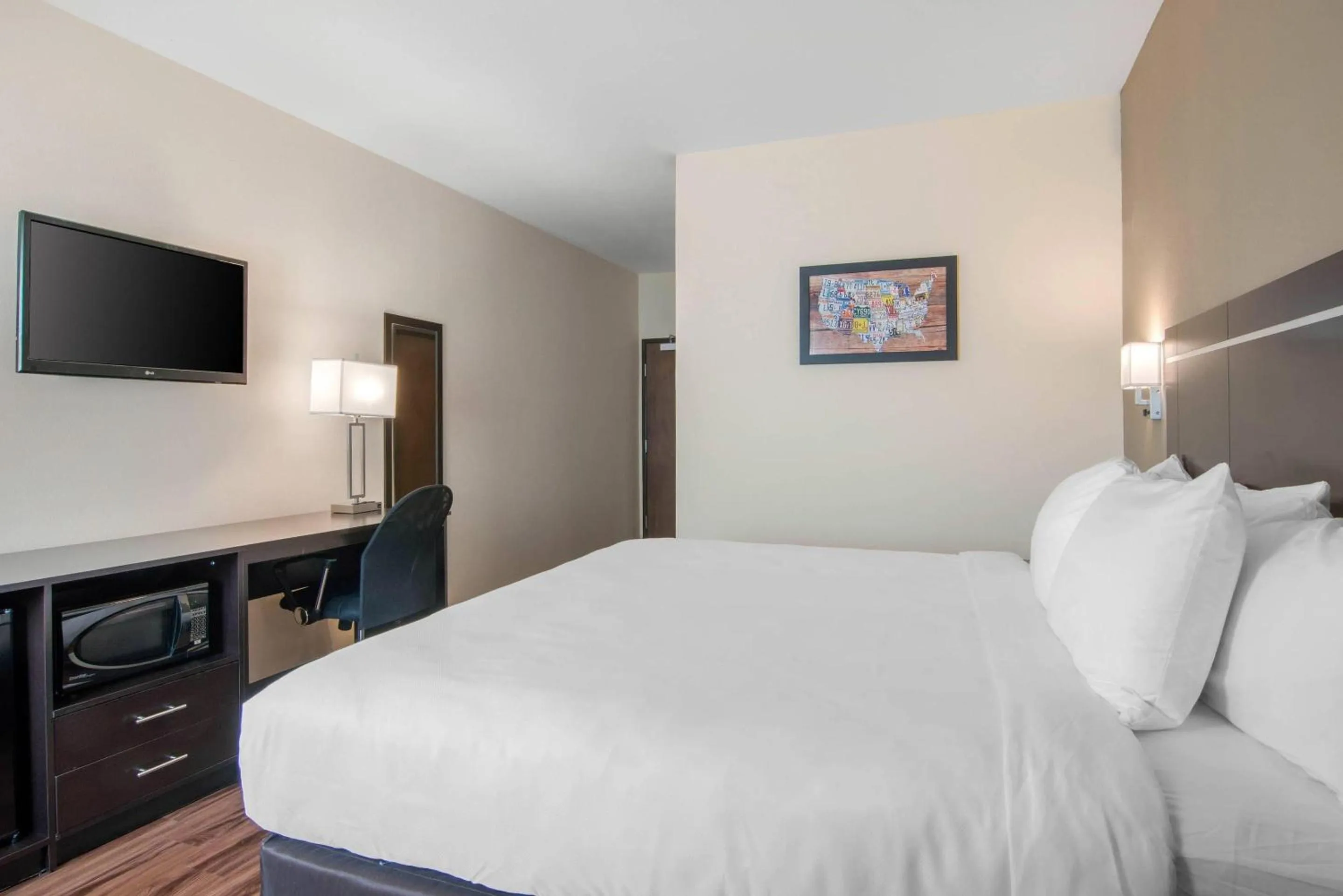 Bedroom, Bed in Econo Lodge Inn & Suites Springfield Main Street