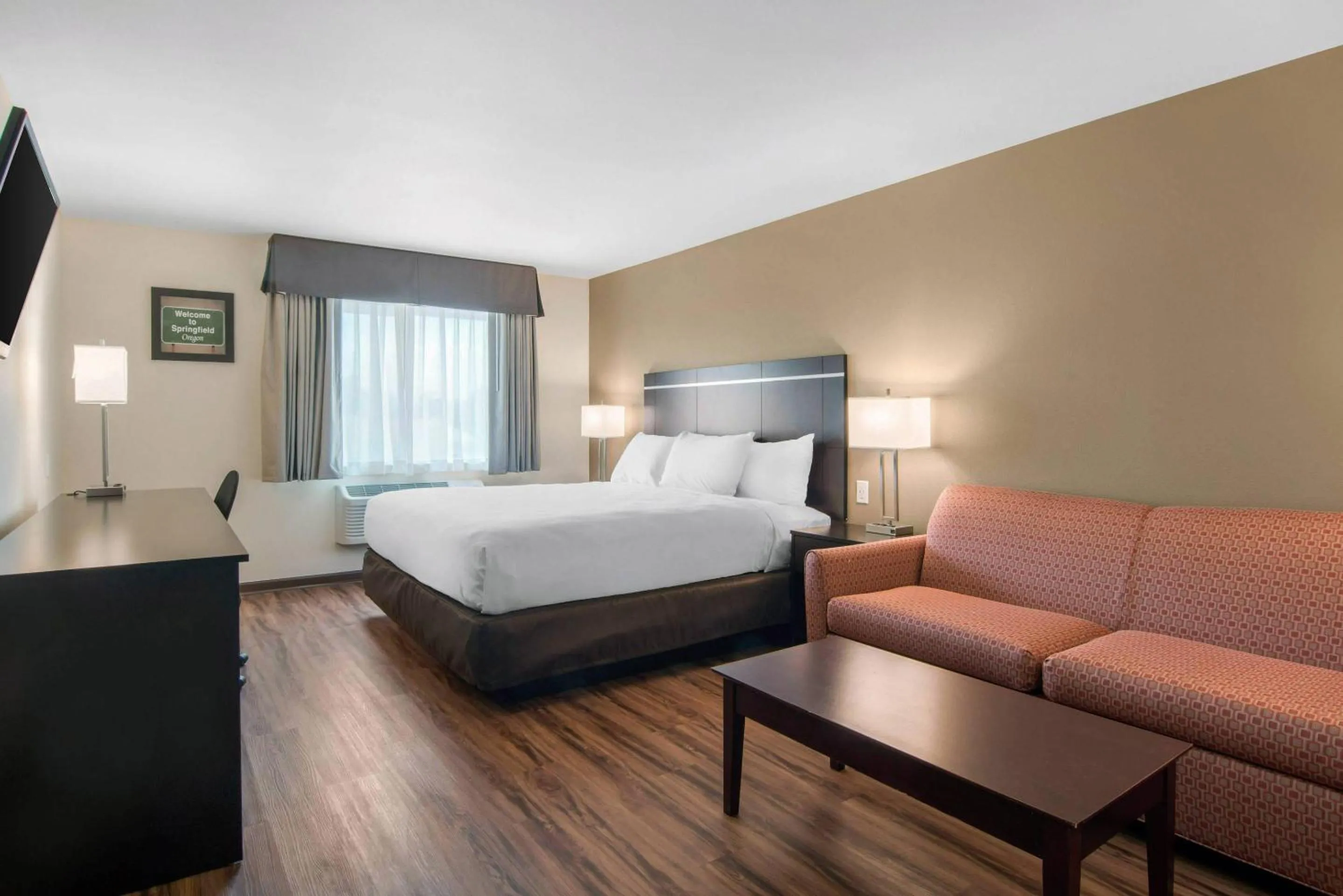 Bedroom, Bed in Econo Lodge Inn & Suites Springfield Main Street