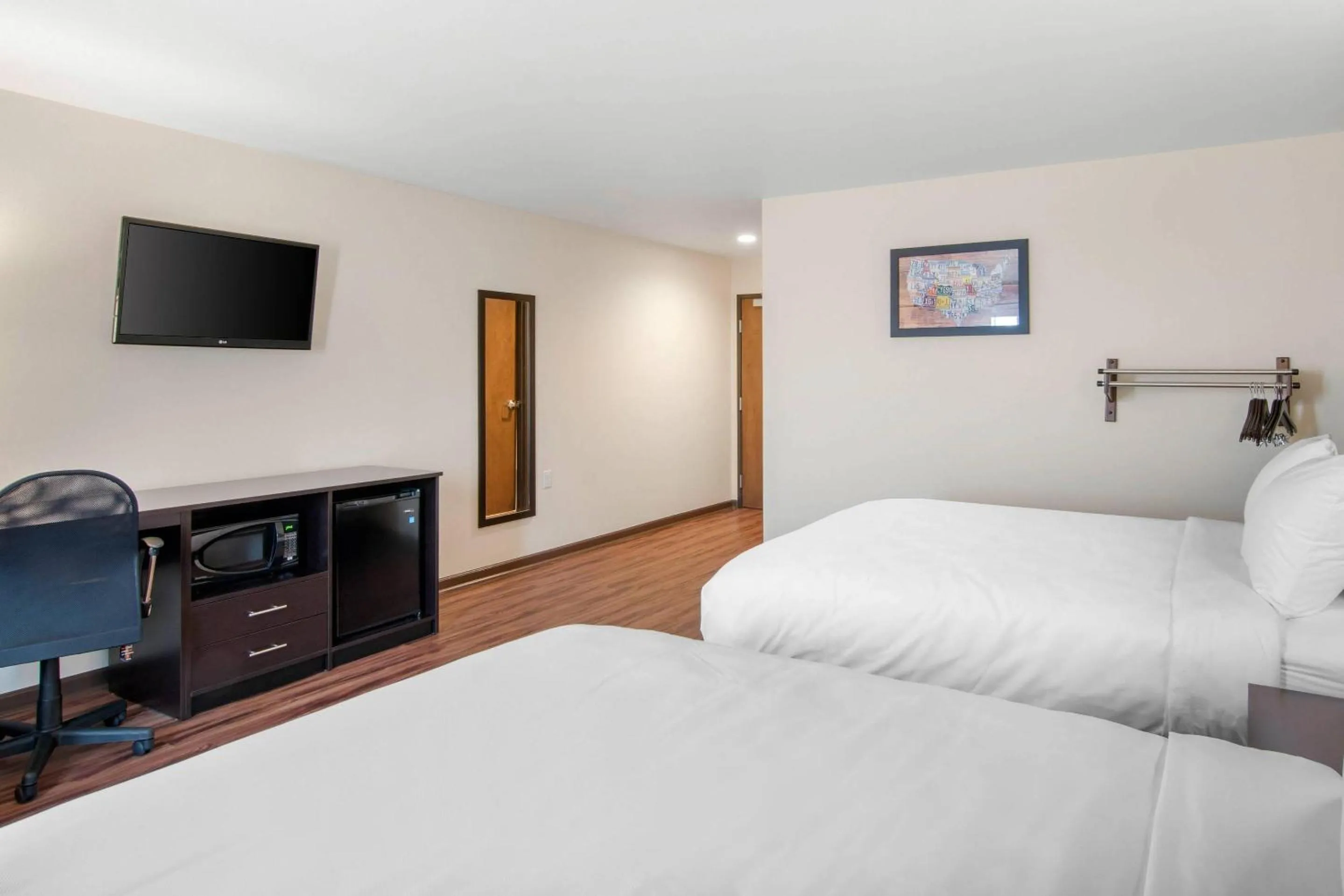 Bedroom, Bed in Econo Lodge Inn & Suites Springfield Main Street